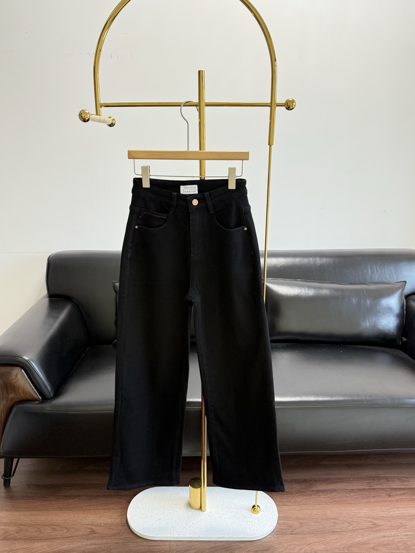 NO:684609,Welfare model - Maison Margielamm6 thick velvet straight jeans, washed and distressed, full of retro feeling! The pants are loose and wide-legged, and the straight cut modifies the leg shape, making them look slimmer and elongated. Made of Turkish non-elastic denim fabric, heavy industrial nostalgic blue and black tone washed denim, high-quality wash tone, CHAO slimming, this kind of pants can be worn by anyone with a taste, accent, yuppie, and has its own style label~ Size s-2xl, masion margiela,19860909福利款——MaisonMargielamm6 厚绒直筒牛仔褲 水洗做旧 复古感满满!裤型宽松阔腿,直筒剪裁修饰腿型,显瘦又拉长比例.採用土耳其無彈牛仔面料,重工懷舊藍黑調水洗牛仔,洗水調性高級,CHAO显瘦的,这种裤子就是谁穿都可以有味道的,腔调,雅痞,自带风格标签的~ 码数s-2xl,,masion margiela,,Women's clothing