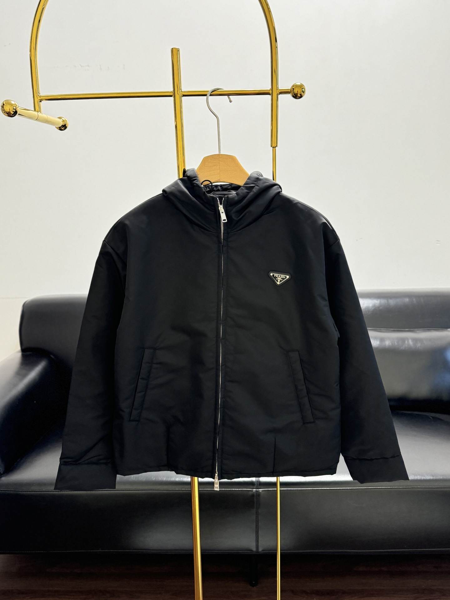 NO:684616,——Prada triangle logo hooded zipper jacket is made of Re-Nylon recycled nylon fabric, which is sun-proof and scratch-proof!  It is not easy to wrinkle, and you will notice it on your upper body. It is the kind of thin and stiff coat!  The black triangle logo jacket is cool and retro. The whole version is crisp and stylish. The short cut is neat and clean and can easily elongate the body proportions. Don’t look too good on your upper body!  Size s-xl,,prada,jackets & coats,jackets & coats,hats,19860909——Prada 三角标连帽拉链外套 采用Re-Nylon再生尼龙面料,防晒防刮！不易皱,上身就会发现,它是那种薄而有挺度的外套！ 黑色三角标夹克酷飒又复古,整个版型挺括有型,短款剪裁利落干净轻松拉长身体比例.上身不要太好看哦！ 码数s-xl,,prada,jackets & coats,jackets & coats,hats,,Women's clothing