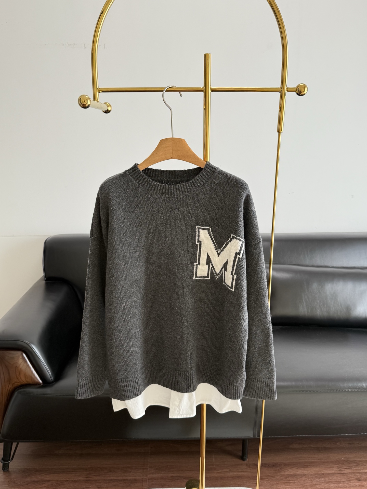 NO:685573,——MM6 fake two-piece sweater, wool blended material, soft and warm, perfect for autumn and winter! Fake two-piece design + white shirt hem, full of layers, full of college style, the big 'M' letter on the chest is very recognizable, loose version, both men and women can easily control it, it is very lazy and casual with jeans or wide-leg pants ~ It can be worn for daily commuting, casual wear, comfortable and stylish! Size sml,, masion margiela, jeans, sweaters, shirts,19860909——MM6 假两件毛衣 羊毛混纺材质,柔软又保暖,秋冬穿超合适!假两件设计+白色衬衫下摆,层次感满满,学院风十足胸前大'M'字母超有辨识度,宽松版型,男女都能轻松驾驭,搭配牛仔裤或阔腿裤都很慵懒随性~日常通勤,休闲都能穿,舒适又有设计感! 码数sml,,masion margiela,jeans,sweaters,shirts,,Women's clothing