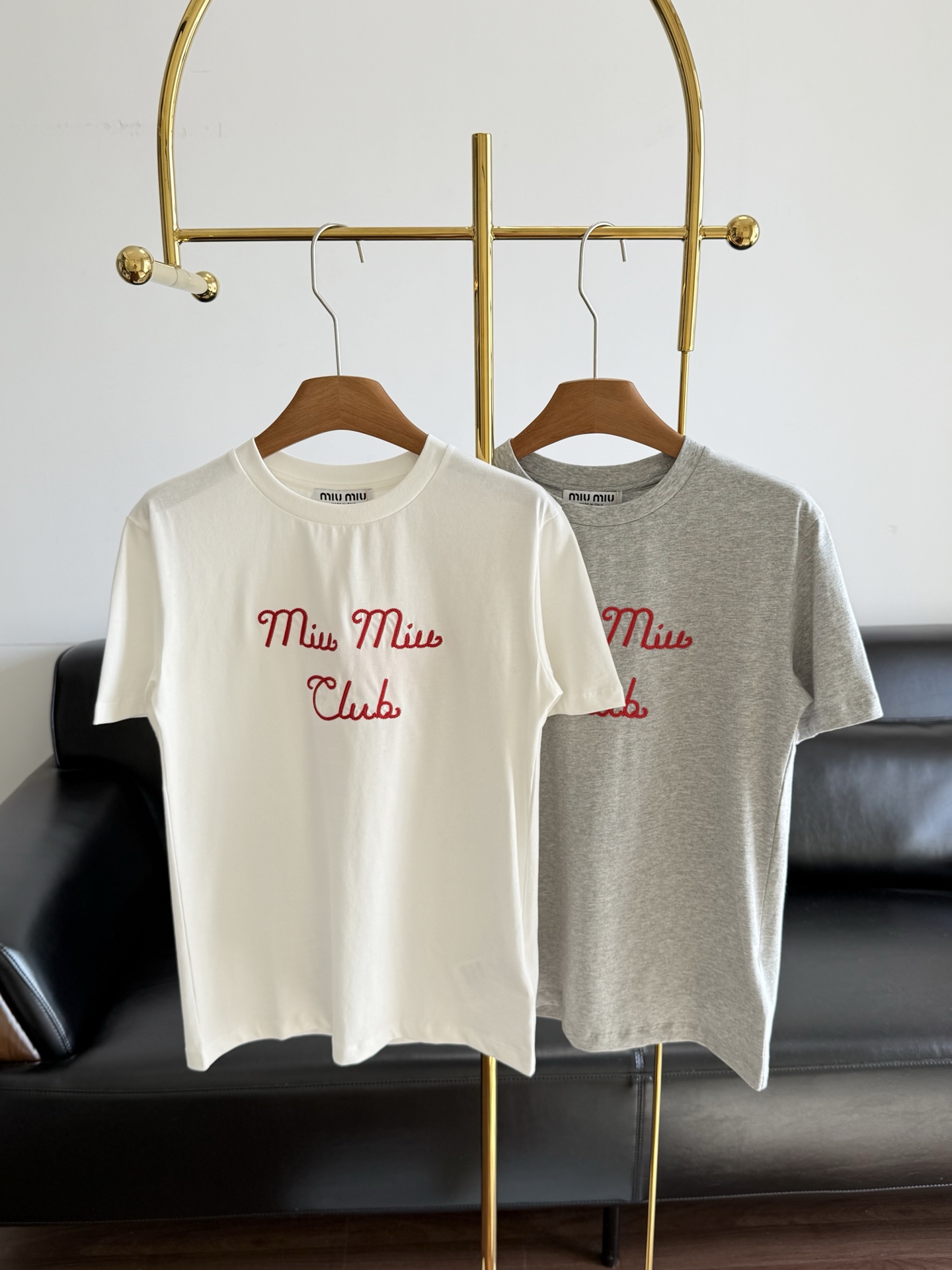 NO:685531,——miumiu logo embroidered T-shirt. Miu three-dimensional letter embroidery design elements on the chest add a finishing touch, interpreting trendy identity, breaking the monotony of solid colors, the same color, low-key but full of details!  People can get the high-end feel of Miu in one second. It is designed with pure cotton fabric. The T-shirt fabric has a great skin feel on the upper body. It has a great feeling of muscles and bones, is strong and stylish, has extremely high density, feels comfortable and skin-friendly, is breathable, super comfortable and ecological, and is skin-friendly and delicate. It does not limit your body shape and is not picky at all!  Simple and attractive small round neck. It is easy to put on and take off. The more classic style is not afraid of choosing someone to wear. You can match it with skirts, shorts, floor-length pants and other casual and lazy style instantly! Size sml gray white 2 colors, miumiu, skirts, shorts, tees, t-shirt,19860909——miumiu logo刺绣T恤 胸前Miu立体字母刺绣设计元素添点睛之笔,诠释潮流身份,打破纯色单调,同色系,低调却有细节！让人一秒就能get到miu的高级感 采用纯棉面料设计,T恤面料上身的肤感特别棒,筋骨感很棒,结实有型,密度极高,手感舒适亲肤透气,超舒服生态感,亲肤细腻 不限制身材,一点也不挑人！简约耐看的小圆领 穿脱很方便比较经典的款就不怕挑人穿,随意搭配短裙、短裤、拖地裤等休闲闲慵懒风瞬间 get! 码数sml 灰色 白色2个色,,miumiu,skirts,shorts,tees，t-shirt,,Women's clothing