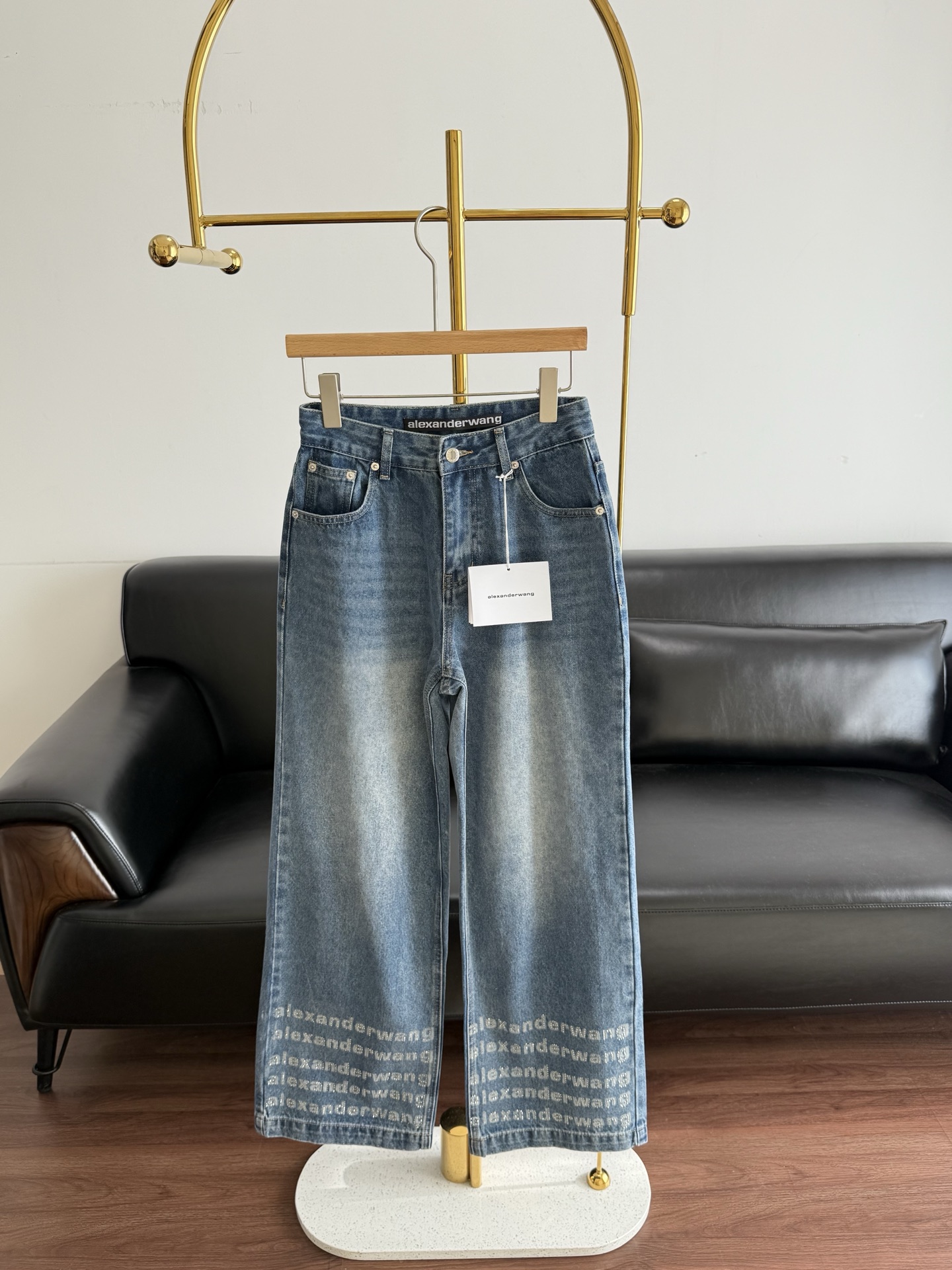 NO:685559,——AlexanderWang letter jeans, high-waisted, straight-cut and wide-leg design, with brand letters printed all over the trousers and rhinestones!  Highly recognizable. Retro fermented stone polished and bleached fabric, soft and textured, comfortable to wear. Fashionable and individual. High-waisted tailoring elongates the leg proportions, making you look slimmer and taller. It can be easily worn in daily or street style. It looks great with short tops or loose coats. Size sml,,jeans,jackets & coats,19860909——AlexanderWang字母牛仔裤 高腰直筒阔腿设计,裤脚满印品牌字母烫钻！辨识度超高.复古酵石磨漂处理,面料柔软有质感,穿着舒适.时髦又有个性.高腰剪裁拉长腿部比例,显瘦显高,日常或街头风都能轻松驾驭,搭配短上衣或宽松外套都很出彩 码数sml,,jeans,jackets & coats,,Women's clothing