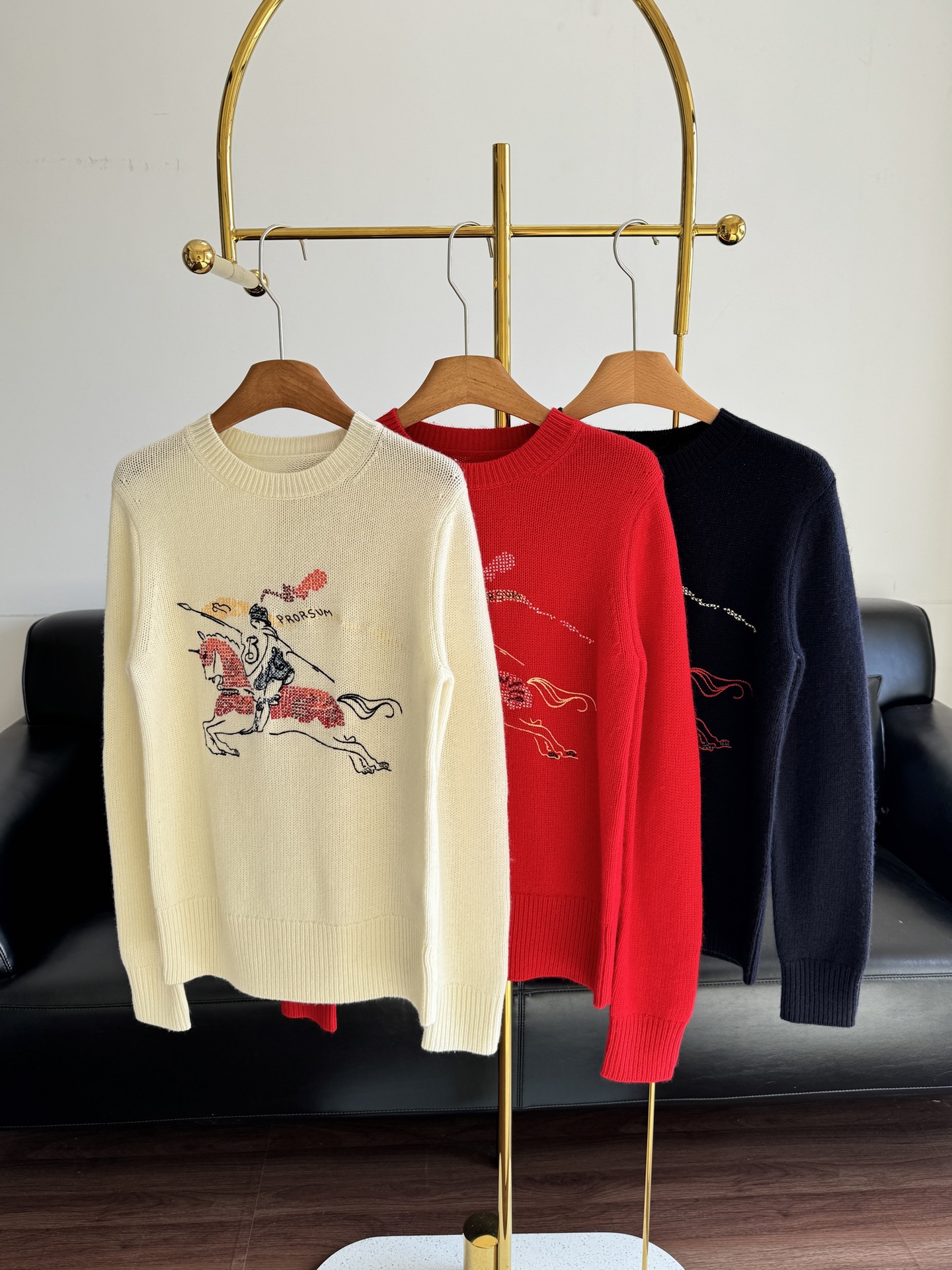 NO:685540,——Burberry Year of the Horse limited edition war horse logo embroidered wool sweater, 30% cashmere 70% sheep wool fabric!  Christmas Burberry New Year limited series knitwear, of course you have to wear bbr war horse in the Year of the Horse, good luck in the Year of the Horse!  A touch of Chinese red will amaze the entire New Year. New Year’s limited series, lock in the New Year’s style in advance. Wear this set to look beautiful in the movie!  Color white/red/navy blue,,burberry,19860909——Burberry马年限定战马logo刺绣羊毛针织衫 30羊绒70绵羊毛面料！圣诞Burberry新年限定系列针织,马年当然要穿bbr战马,马年好彩头！一抹中国红,惊艳整个新年,新年限定系列,提前锁定年味穿搭 穿这套美美出片！ 颜色白色/红色/藏青色,,burberry,,Women's clothing