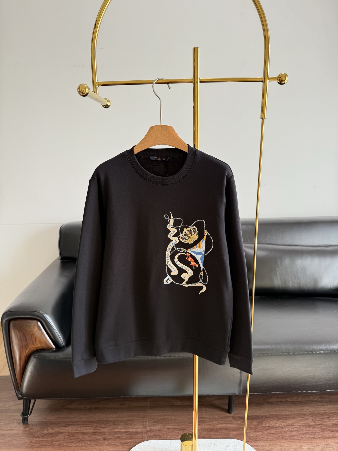 NO:685552,——LV SS26 early spring series crown embroidery plus velvet round neck sweatshirt made of cotton fabric!  The velvet lining is super comfortable to wear! The crown and fox embroidery on the chest have exquisite details and are full of British style. The loose version can be easily controlled by both men and women, and it is great for daily casual or street style. In autumn and winter, match it with jeans and casual pants to easily get a sense of luxury and fashion! Size s-xl, Louis Vuitton, hoodie, sweatshirts, jeans,19860909——LV SS26早春系列皇冠刺绣加绒圆领卫衣 棉面料！内里加绒穿着超舒适!胸前皇冠与灵狐刺绣,细节精致,英伦风满满 .宽松版型,男女都能轻松驾驭,日常休闲或街头风都很出彩.秋冬季节搭配牛仔裤,休闲裤,轻松get高奢时尚感! 码数s-xl,,louis vuitton,hoodie,sweatshirts,jeans,,Women's clothing