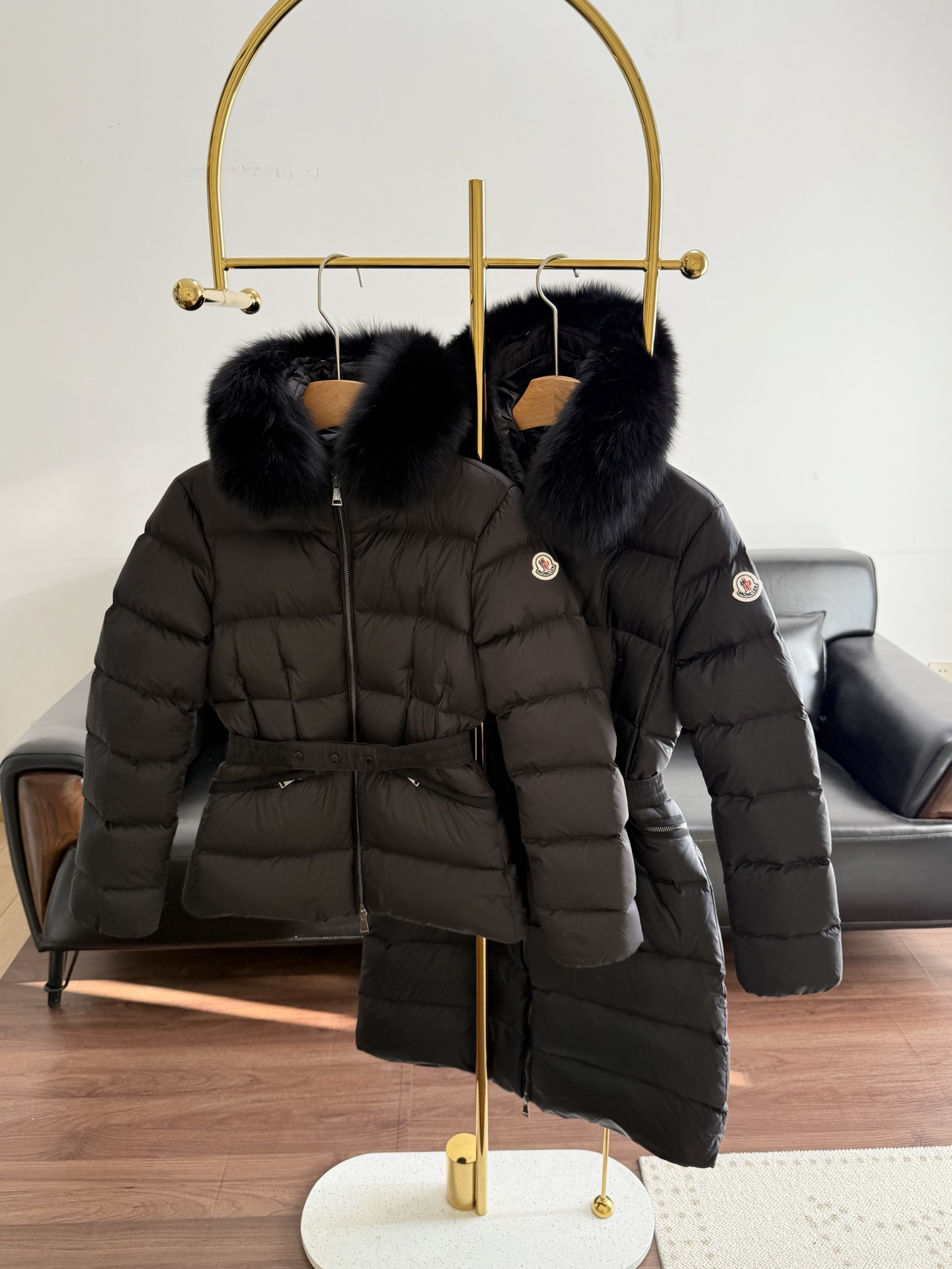 NO:685563,The short and long style comes with a dust bag. MONCLE*’s latest fur collar hooded down jacket. The Boed down jacket is designed with a soft silhouette and comes with an exquisite belt to create a sophisticated and elegant winter look. The hooded down jacket with a muzzle and waist can give you enough warmth in the cold winter. This kind of good product is much needed in the cold winter in the north!  The counter is super out of stock!  The fineness of the hardware is impeccable. Everyone is welcome to compare. Good things can be seen at a glance. The most intuitive things cannot deceive people!  The inside is filled with 90% white duck down. It feels extremely delicate and soft to the touch. It is not even hard to touch. The whole thing is soft and fluffy. It can be compressed very thinly by pressing it, but it can rebound quickly. This is the easiest way to judge the level of velvet content!  The fur collar on the hat is lustrous, rich and full. The slim cut highlights the temperament of this down. It has no fluffy and bloated feeling and is more light and neat. The warmth retention is great. A good down jacket is really different. You will know after you try it yourself!  Size 1.2.3.4,,Moncler,jackets & coats,down jacket,hats,19860909短款长款配防尘袋 MONCLE*最新款毛领连帽羽绒服 Boed羽绒夹克采用柔美廓形设计 配有精美腰带打造考究典雅的冬季造型 蒙口收腰连帽羽绒服 寒冷的冬天给予你足够的温暖 这种好货在北方寒冷冬季太需要了！ 专柜超级断货王！ 五金的精细度 都是无可挑剔的 欢迎大家各种比对 好东西一目了然 最直观的东西骗不了人！ 内里填充90白鸭绒 手感细腻至及 手摸非常松软 根本摸不到硬梗之列的 整体松软蓬松 手按下去可以压缩的很薄但是很快就可以回弹 这是最简单判断含绒量高低的方法！ 帽子上的毛领光泽飘逸丰厚饱满 修身剪裁凸显这款羽绒的气质 毫无蓬松臃肿感 更显轻盈利落 保暖性炒鸡超级棒 好的羽绒服 真心不一样 自己试下就知道了！ 码数1.2.3.4,,Moncler,jackets & coats,down jacket,hats,,Women's clothing