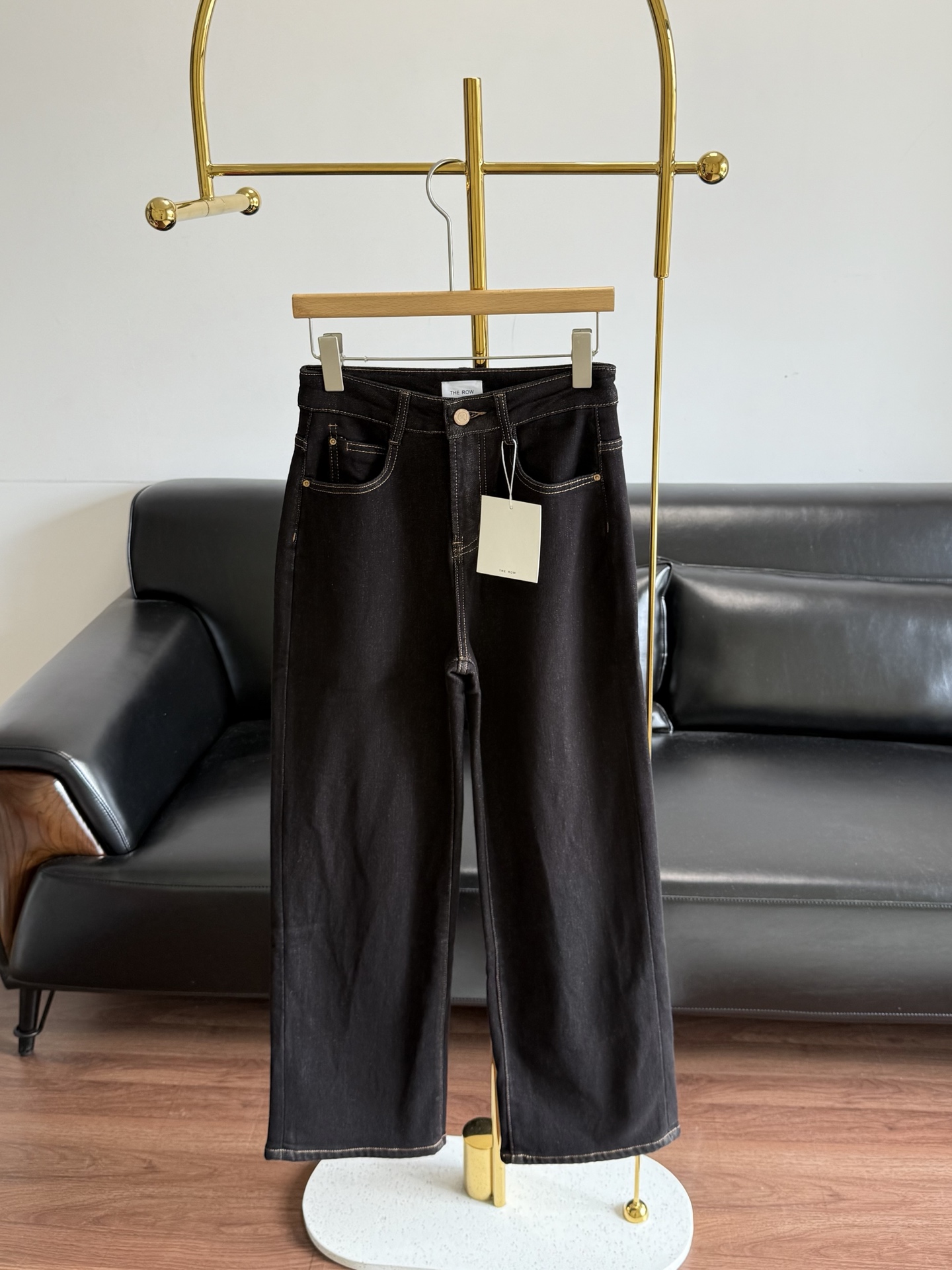 NO:686083,Benefit price - The row plush thin velvet soft black and gold straight jeans French thin velvet soft black gold anti-fading high-end trousers!  The cotton Turkish fabric has clear lines, and the warp yarn is made of Turkish long-staple soft cotton yarn, which has a strong sense of texture. The inner body of the pants is made of brushed velvet technology, which has the characteristics of soft self-heating, temperature locking, anti-linting, slimming, skin-friendly and breathable. It improves overall comfort, gently cares for the skin, skin-friendly and breathable, soft and comfortable, soft texture, soft velvet, black and gold color, natural ~ There is a shield-shaped patch pocket on the rear spoke, metal studs + chic I-buckle 10 Japanese yKk zipper for easy putting on and taking off!  The waistband of the pants goes past the belly button. It is washed with enzymes and has a textured texture. The large, loose, straight-leg pants are very tolerant!  Paired with Coats sewing thread, golden brown contrasting color, French lazy and high-end, it can also be worn with a shirt!  Size s-2xl,,jeans,shirts,19860909福利价——The row加绒薄绒柔软黑金色直筒牛仔裤 法式薄绒柔软黑金色防掉色的高级裤装！ 采用棉土耳其面料纹路清晰,经纱采用土耳其长绒柔棉纱原料,具有较强肌理感,裤身内里采用拉毛薄绒工艺,具有柔软自热锁温防掉毛显瘦亲肤透气的特点.提高整体舒适度,轻柔呵护肌肤,亲肤透气,柔软舒适,肌理柔和,薄绒柔软黑金色成色自然～ 后辐有盾型贴袋,金属撞钉+别致工字扣十日本yKk拉链方便穿脱！ 裤腰过肚脐 酵素洗水,纹理有肌理感.大宽松直筒裤型包容性好！搭配高士缝纫线 金棕色撞色,法式慵懒高级 配衬衫也能很好驾驭喔！ 码数s-2xl,,jeans,shirts,,Women's clothing