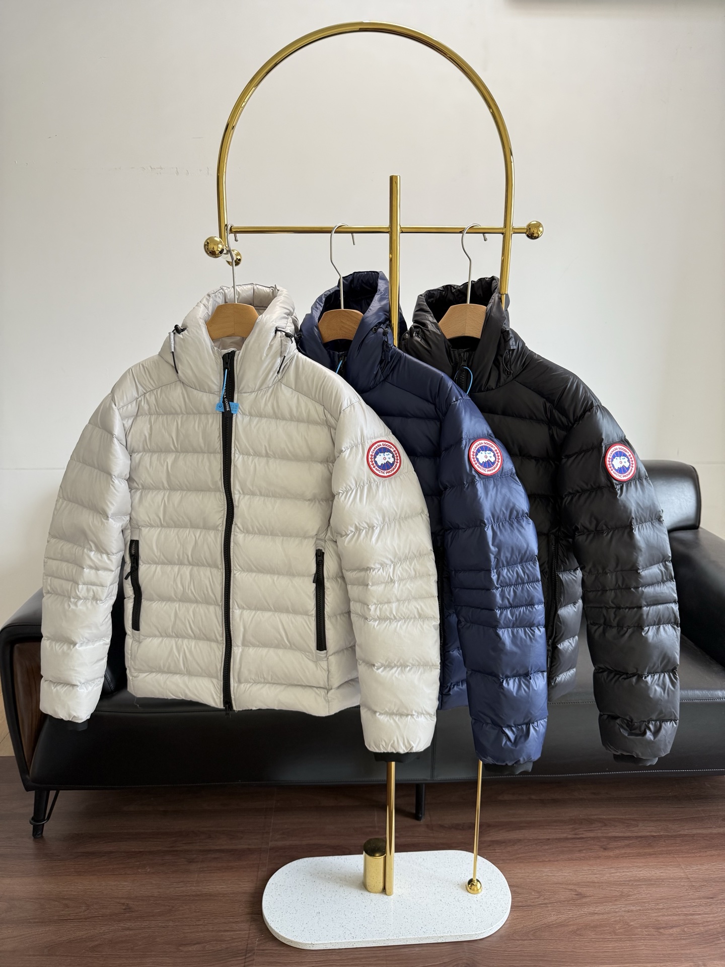 NO:686103,Comes with dust bag - Canada Goose hooded down jacket. In terms of high-end feel in winter, the down jacket from Big Goose is the best!  A simple and elegant down jacket can never go wrong!  Some old-money outfits are even a little addictive. Coupled with the brand's warm genes and centuries-old outdoor cold-resistant technology, they are lightweight, not bulky, and can lock in a lot of warmth!  This book is made of high-quality 80% white duck down and is perfectly filled with 750 fill power duck down; size xs-xxl gray blue black, down jacket, hats,19860909配防尘袋—— 加拿大鹅 连帽羽绒服 论冬天里的高级感还得是大鹅的羽绒服！简单大方的羽绒服,永远不会出错！一些老钱的穿搭方式甚至有些上瘾,加上品牌保暖的基因百年户外抗寒技术加持,轻量不臃肿还能锁住满满暖意！本采用优质进80白鸭绒完美填充 750蓬松度的鸭绒； 码数xs-xxl 灰色 蓝色 黑色,,down jacket,hats,,Women's clothing