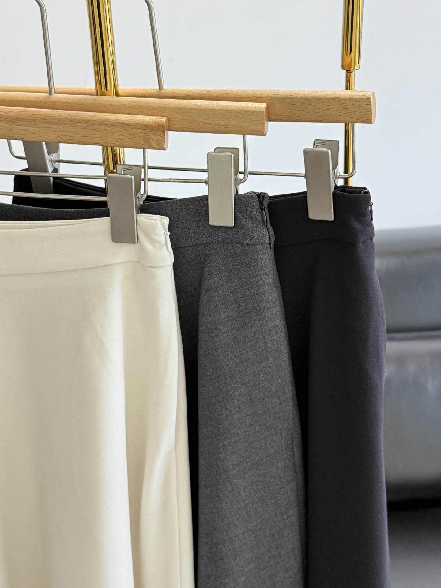🌾Theory 高腰半裙羊毛➕桑蚕丝面料！摩登感天花板 简约的设计，斜裁波浪形下摆，更显灵动飘逸。 穿着