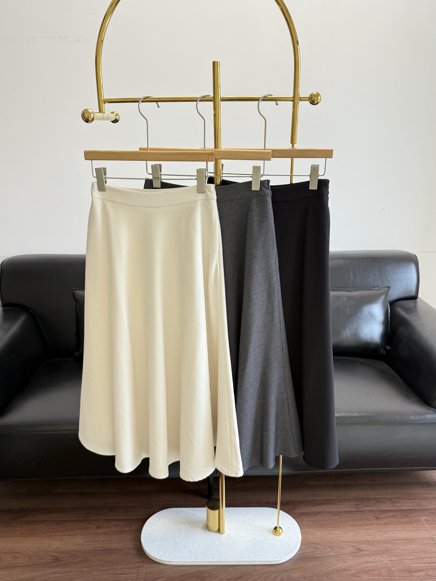 NO:759453,——Theory high-waisted skirt made of wool and mulberry silk fabric!  Modern ceiling, simple design, bias-cut wavy hem, more flexible and elegant. Comfortable to wear. Can be paired with a solid color shirt, simple and elegant. Low-key with a touch of elegance, more feminine temperament. Size s-xl, off-white, gray, black,,skirts,shirts,19860909——Theory 高腰半裙 羊毛桑蚕丝面料！摩登感天花板 简约的设计,斜裁波浪形下摆,更显灵动飘逸. 穿着舒适自在.可搭配纯色衬衫,简洁大方.低调中带着一丝优雅更显柔美气质 码数s-xl 米白 灰色 黑色,,skirts,shirts,,Women's clothing