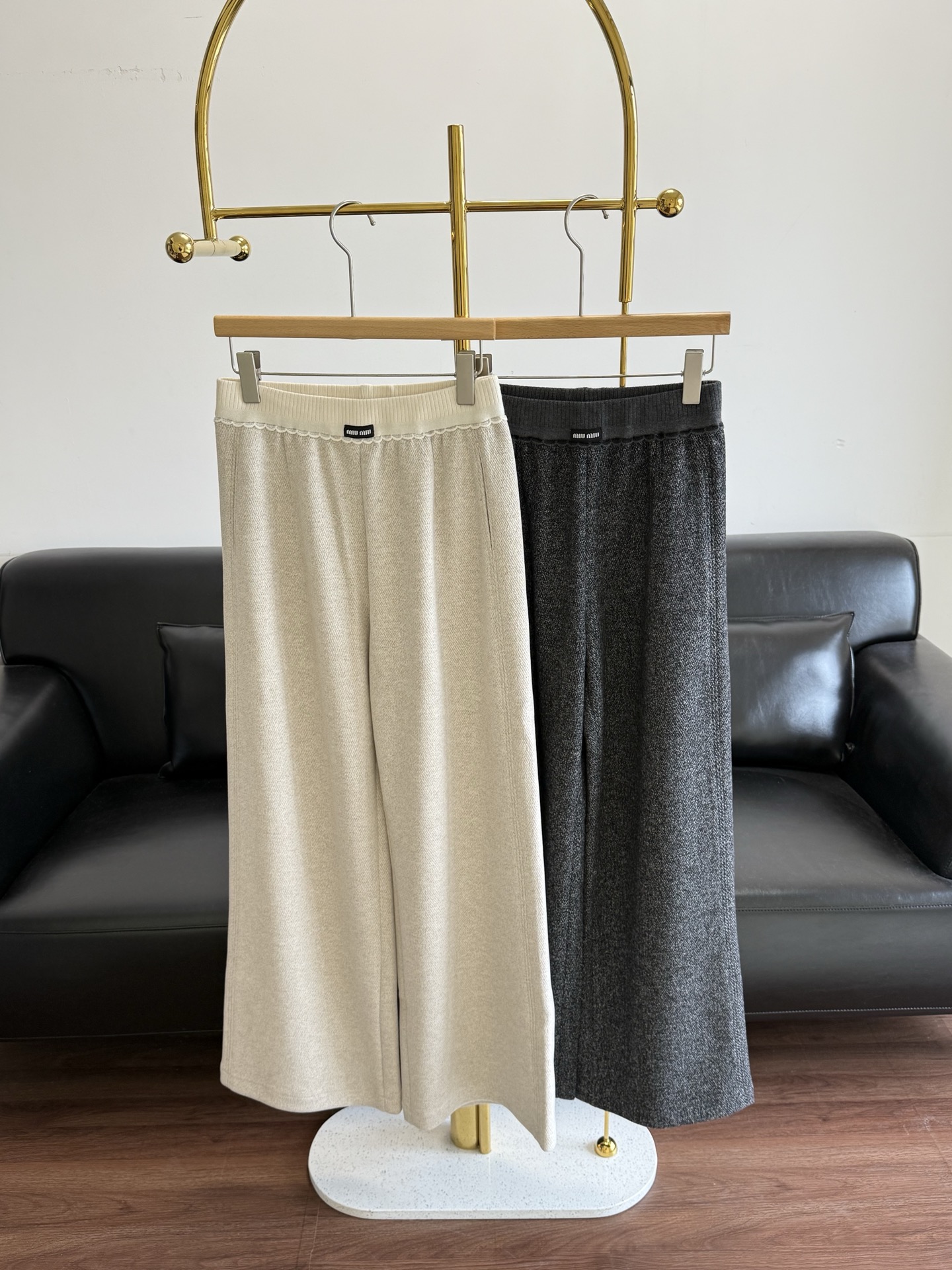 NO:686429,——miu miu thin velvet elastic waist trousers are made of wool blended fabric, with a high-waisted elastic design, which is comfortable and makes the legs look longer. The loose wide-leg version has good drape, modifies the leg shape, and is suitable for a variety of body types. The fabric is soft and skin-friendly, and the lining is thin velvet!  It's OK for daily commuting or leisure! It's easy to create a lazy street style. It's also suitable for autumn and winter. It's warm and versatile. It's a wardrobe essential! Size sml apricot gray,,miumiu,19860909——miu miu 薄绒松紧腰长裤 采用羊毛混纺面料,高腰松紧设计,舒适又显腿长 .宽松阔腿版型,垂感好,修饰腿型,适合多种身材.面料柔软亲肤,内里加薄绒！日常通勤或休闲都很OK!轻松打造慵懒街头风.秋冬季节也很适合,保暖又百搭,是衣橱必备单品! 码数sml 杏色 灰色,,miumiu,,Women's clothing