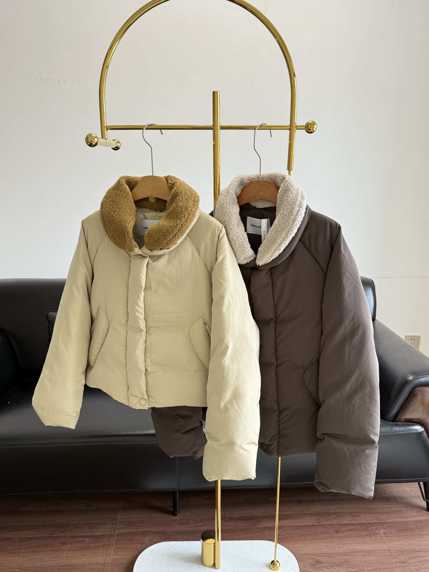 NO:686436,Khaki Low Classic autumn and winter series lamb fur collar down jacket, short and loose fit, super friendly to the body! Filled with 80% duck down and goose feathers, light and warm. Detachable lamb fur collar, you can switch styles at will, perfect details. Hidden zipper + snap placket, strong wind resistance, diagonal three-dimensional pockets are very practical, can hold mobile phone keys. Low saturation coffee color, versatile, regardless of skin color, can be easily managed for commuting and leisure, Korean style simple atmosphere get! Code number sml khaki  Brown,,down jacket,19860909卡其咖色 Low Classic 秋冬系列羊羔毛领羽绒服 短款宽松版型,对身材超友好!填充80鸭绒鹅毛,轻盈又保暖.可拆卸羊羔毛领,随心切换风格,细节满分.隐藏拉链+按扣门襟,防风力强,斜向立体口袋超实用,手机钥匙都能装.低饱和咖色,百搭不挑肤色,通勤休闲都能轻松驾驭,韩系简约氛围感 get! 码数sml 卡其 咖色,,down jacket,,Women's clothing