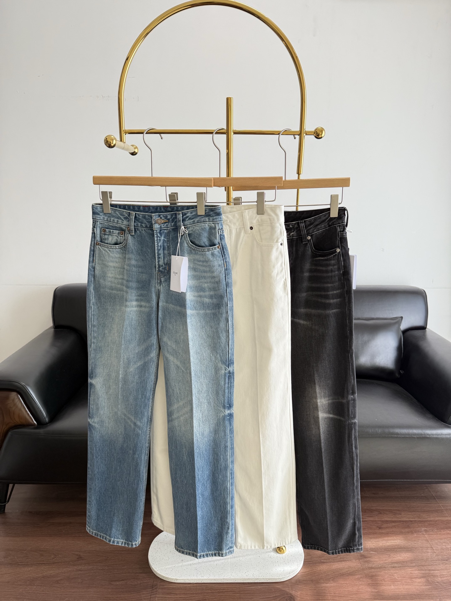 NO:686789,——CELINE straight-leg leather label regular jeans are made of high-quality denim cotton, washed and distressed. The back pocket has a brand logo, and the details are perfect. The straight-leg cut modifies the leg shape, is comfortable and slim, and can be easily managed for daily commuting or leisure. It goes well with shirts and sweaters, and it is easy to create a simple and fashionable look!  Size 25-30 blue white gray,celine,jeans,shirts,19860909——CELINE 直筒皮标常规款牛仔裤 采用高品质牛仔棉,水洗做旧工艺 后袋有品牌标识,细节满分 .直筒剪裁修饰腿型,舒适又显瘦,日常通勤或休闲都能轻松驾驭.搭配衬衫,针织衫都很OK,轻松打造简约时尚look ！ 码数25-30 蓝色 白色 灰色,,celine,jeans,shirts,,Women's clothing