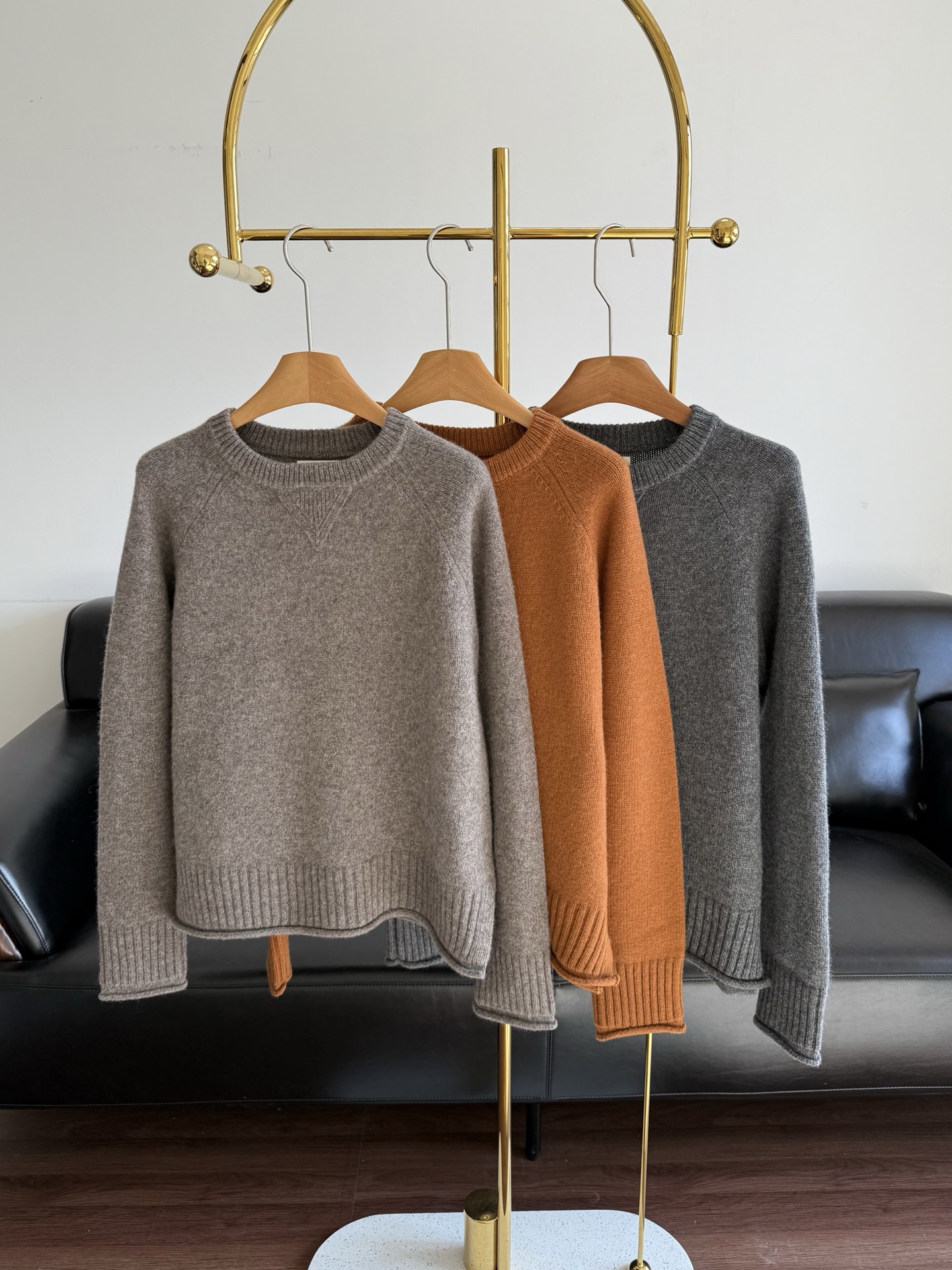 NO:686801,——ICICLE Women's 2025 Knitted Sweater Cashmere fabric has a soft luster, is light and soft, warm and comfortable. It is really safe in autumn and winter. It is both warm and easy to wear with a high-end feel. I love it ~ The styles are the most basic, versatile and easy to wear. Round neck design, easy to match, classic stripe elements, simple and versatile, no pressure to match anything. Code number sml dark gray light gray orange,,19860909——ICICLE之禾女装2025针织衫  山羊绒面料 光泽柔和,轻盈柔软,保暖舒适 秋冬有它真的安全感满满,既保暖又能轻松穿出高级感,狠狠爱住～版型都是最基础的,百搭不挑人穿圆领设计,易于搭配,经典条纹元素,简约百搭,搭配什么都毫无压力 码数sml 深灰色 浅灰色 橘色,,,Women's clothing