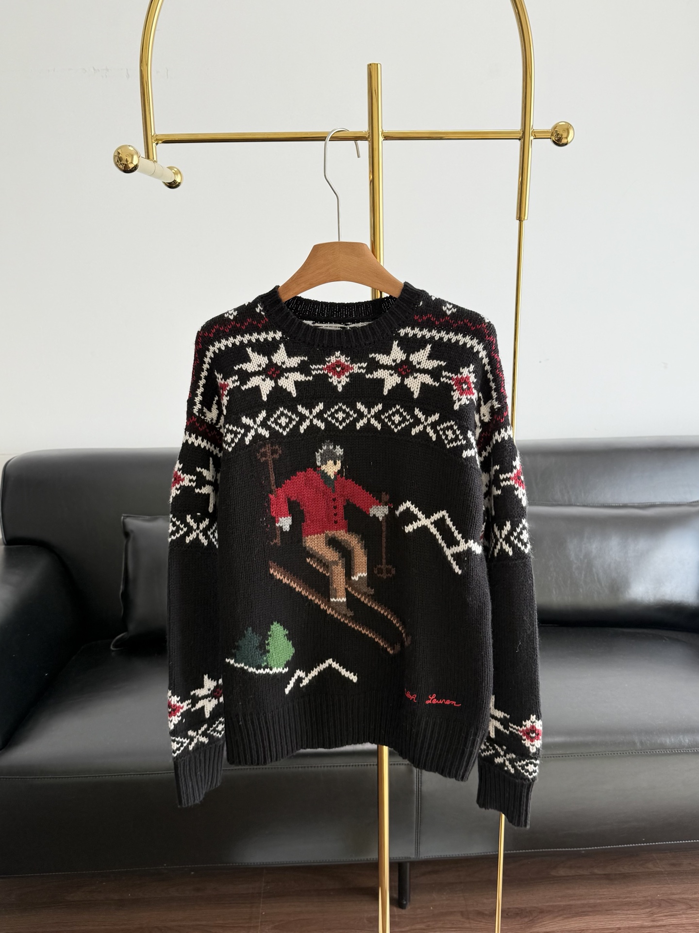 NO:686795,——Polo Ralph Lauren Skier Long Sleeve Sweater Ski Series~~The perfect combination of haute couture and sports style; every piece this year is beautiful and worth collecting!  Skier and Christmas snowflake jacquard knitting on the chest. Wool is skin-friendly and warm. The dense knitted wool feels very dense, waxy, soft and light. Fair Isle jacquard, full of vitality, outdoor resort style. Size s-xl,, loro piana, sweaters,19860909——Polo Ralph Lauren拉夫劳伦 滑雪者长袖毛衣 滑雪系列～～将高定跟运动风的完美结合；今年的每一件都好看,值得收藏入手！胸前滑雪人和圣诞雪花提花编织  羊毛亲肤保暖密实针织毛感非常密实糯软轻盈,费尔岛提花,活力十足,户外度假风格 码数s-xl,,loro piana,sweaters,,Women's clothing