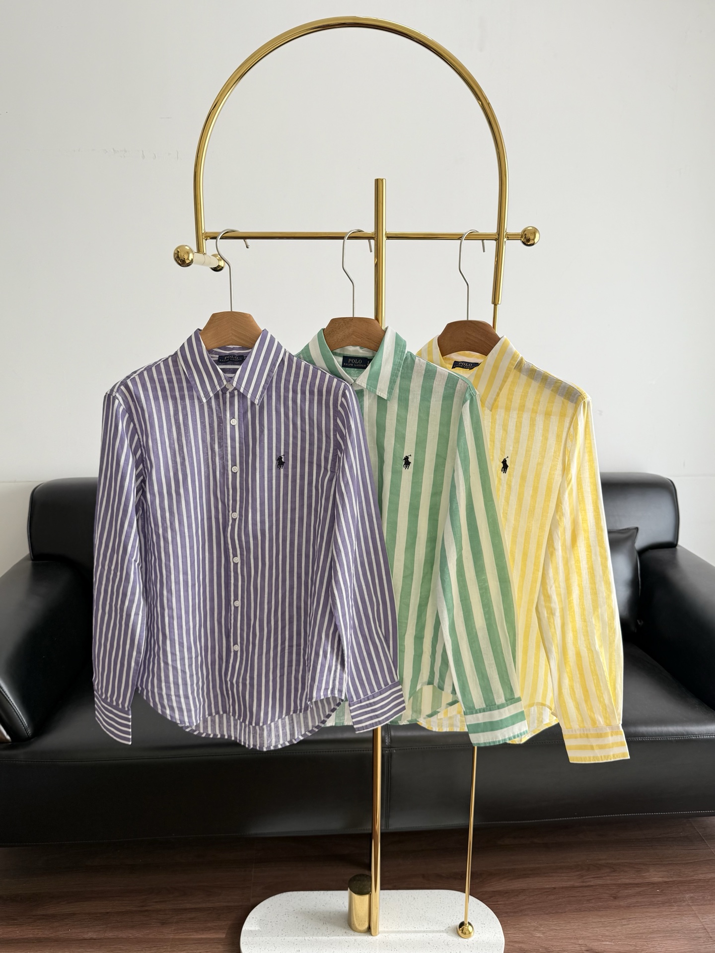 NO:686784,——Ralph Lauren pony embroidered linen shirt is an indispensable item in the wardrobe for all seasons. The shirt can always easily achieve a relaxed and casual fashion style. The lazy silhouette hides the lack of figure. It saves time and effort and can be worn on vacation or daily life. It is a zero-burden 'outfitting SHEN device'. It is made of linen fabric, which has strong moisture absorption and breathability. It can be said to be an air conditioner for walking. The overall comfort and breathability of the clothes are excellent!  Smooth, flat and delicate, soft to the touch yet firm. The pony embroidered logo on the chest is embellished with a straight H-shaped curved hem design. The simple lines highlight the capable temperament and the classic lapels present a neat temperament!  The style is simple and clean, and has a retro feel!  Clean and high-end!  The style that caught my eye at first glance, the silhouette shirt is both stylish and beautiful ♀ Size s-xl Purple Green Yellow, loro piana, shirts,19860909——Ralph Lauren 小马刺绣亚麻衬衫 作为衣橱中BI不可少的四季单品 衬衫总能轻松实现轻松又随性的时髦型格 廓形慵懒隐藏身材不足 省时不费心不论度假或日常都实穿0负担的“穿搭SHEN器' 采用亚麻面料, 吸湿透气强,可谓是行走的空调 衣服整体的舒适度和透气性极好！光滑平整很细腻,手感柔和不失挺括度 胸前小马刺绣标点缀,直身H版型弧形下摆设计,简约的线条更加突显干练气质经典翻领呈现利落的气质！款式简约又干净,又很有复古气息的感觉！干净高级！一眼看中的款,廓形衬衫既飒又美 ♀ 码数s-xl 紫色 绿色 黄色,,loro piana,shirts,,Women's clothing