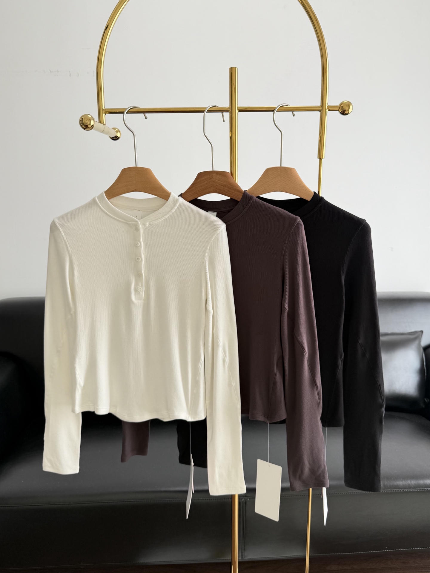 NO:686807,——lulu long-sleeved henley shirt. It has both good looks and comfort. Highly recommended. The threaded fabric feels soft, delicate and elastic. It is easy to put on and take off. It makes you look slimmer!  The right-shoulder version is not flattering on your figure, it is close-fitting but not tight, and is extremely comfortable. The small-breasted collar design allows you to adjust the degree of skin exposure. It can be simple or sexy. It will make you look at least 10 pounds slimmer!  Code number 4 6 8 white brown black,,19860909——lulu 亨利衫长袖 颜值与舒适度齐备 疯狂推荐 螺纹面料触感柔软细腻弹力大穿脱方便 巨显瘦！正肩版型不挑身材 贴身而不紧身无敌舒服 小排扣衣领设计随心调节露肤度 可简约可性感 视觉至少显瘦10斤！ 码数4 6 8 白色 咖色 黑色,,,Women's clothing