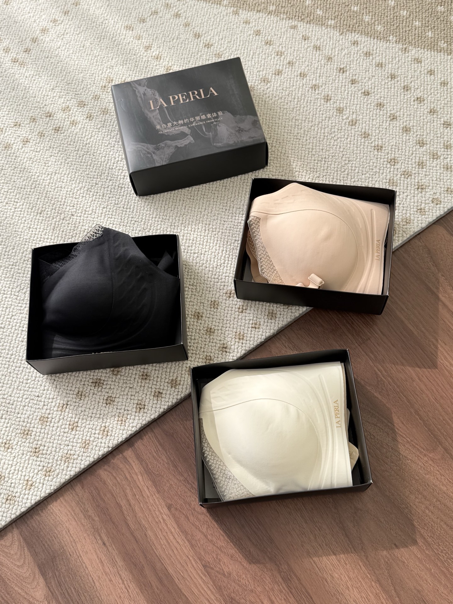 NO:687363,——LP double pull-up silk bra Comfortably wraps the chest Spray collar gathers the breast shape High elasticity and softness without deformation High elasticity fabric lasts for a long time Soft and smooth texture Comfortable to wear and not prone to pilling High elasticity and softness without deformation Elastic support is not tight Perfectly wrapped to present a stable breast shape Soft support on both sides and lower circumference for fit and reinforcement Super stretch force Soft support for lifting without traces Soft without steel rims Stable fit Multi-dimensional suspension support that does not cause movement during large movements Lightweight and three-dimensional Breathable mesh collar releases breast pressure. It is soft, comfortable and breathable. Freely adjustable shoulder straps. Tough enough to stretch without deformation. No grinding or slipping on the shoulders. Four rows and three buttons. Can gather excess fat on the back. Thin and invisible. Freely adjustable elastic. Eco-friendly printing and dyeing system. Absorbent color. Not easy to fade when washed. Full, straight and gathering effect is significant. 3D three-dimensional support bar with liquid lifting force supports. Smooth and three-dimensional. Soft, waxy, skin-friendly and delicate. Seamless, non-restraining, light and naked feeling gathered, even force-free backline, semi-fixed cup, full, round and stylish, fixed breast pad, three-dimensional and zero-restraint, cloud-like, no steel ring, soft, anti-wrinkle and non-deformation, soft and non-deformable, free to knead. Size M is suitable for 85-105 catties/75ABC L is suitable for 105-120 catties/80ABC XL is suitable for 120-140 catties/85ABC Color black skin color white Fabric 54.2 nylon 45.8 spandex lining 32.9 spandex 32.1 nylon 32.1 modal 3.7 mulberry silk can be worn in all seasons, loro piana,19860909——LP双提拉聚拢蚕丝内衣 舒适包裹胸部 浪花领聚拢胸型 高弹柔软不变形 高弹面料久穿不勒 质地柔软手感顺滑 穿着舒适不易起球 高弹柔软不变形 弹性支撑不紧绷 完美包裹呈现稳定胸型 两侧及下围软支撑贴合加固 超强拉伸力 软支撑提拉无痕 柔软无钢圈 稳定贴合 大动作不跑杯多维悬浮支撑 轻薄而立体 透气网纱领布 释放乳房压力 温软柔和舒适透气 自由调节肩带 够韧性随意拉伸不变形 不磨不勒不滑肩 四排三扣 可收拢背部多余脂肪 平薄隐形 自由调节松紧 环保印染色系 吸晴色系 水洗不易褪色 饱满挺拔聚拢效果显著 同时把多余的肉肉收住 3D立体支撑条液态提拉力承托 流畅立体 软糯亲肤细腻 无痕无束缚轻盈裸感聚拢 受力均匀无压背线 半固定杯饱满圆润有型 固定胸垫立体有型零束缚 云感无钢圈轻柔抗皱不变形 柔软不变形·任意揉捏 尺码 M适合85-105斤/75ABC L适合105-120斤/80ABC XL适合120-140斤/85ABC 颜色黑色 肤色 白色 面料54.2锦纶 45.8 氨纶 里料32.9氨纶 32.1锦纶 32.1莫代尔 3.7桑蚕丝 季节四季可穿,,loro piana,,Women's clothing