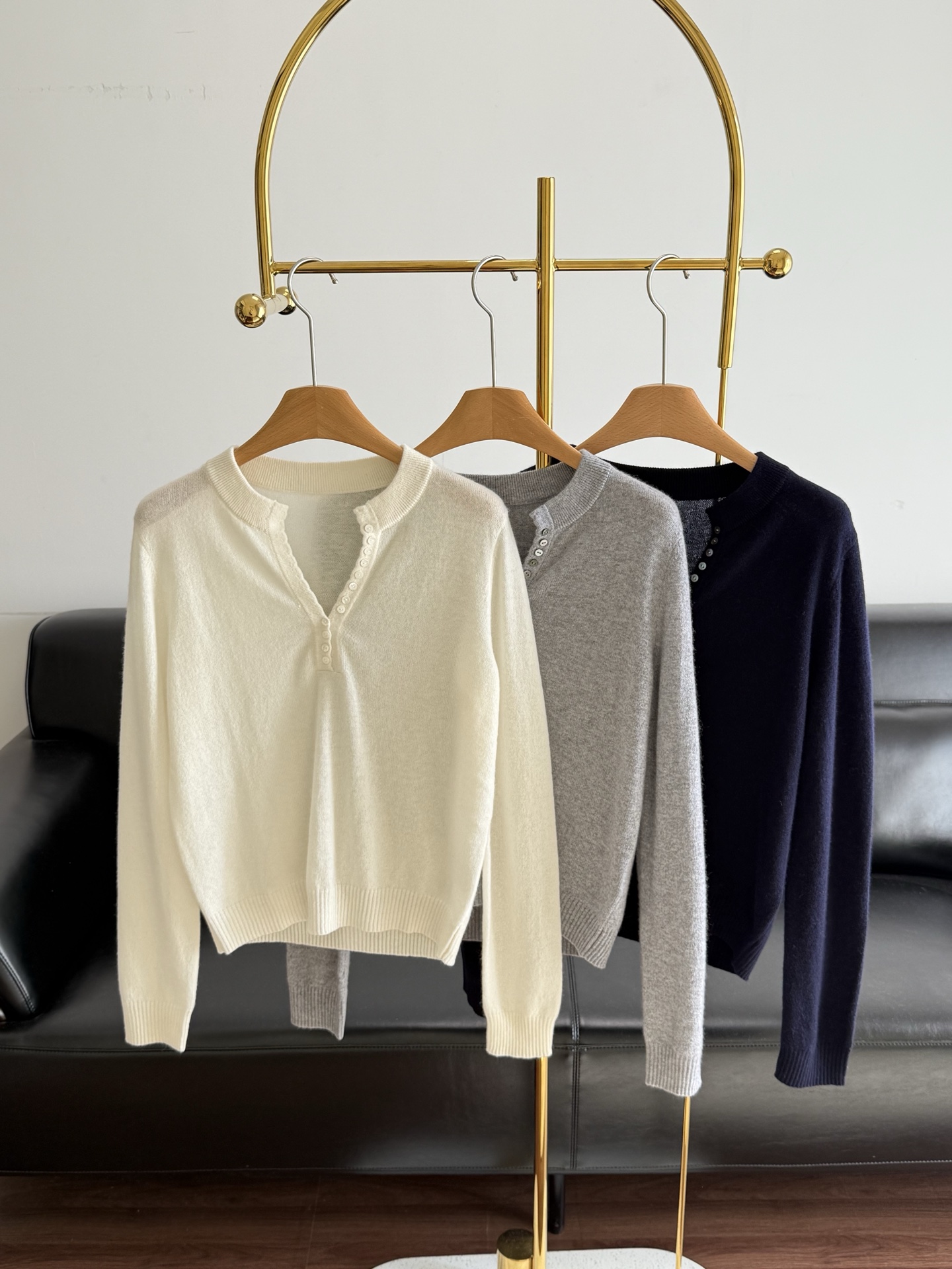 NO:687365,——ERDOS 2025 knitted sweater cashmere fabric!  It adopts a half-breasted Henley collar, and the button design at the neckline breaks the monotony of the traditional round neck. It not only retains the softness of knitted items, but also adds a layer of styling through the exquisite details of the shell buttons! The neat tailoring and casual body silhouette achieve a balance between comfort and fashion, are well tolerant to various body shapes, and create a casual and elegant atmosphere. Size sml white gray blue,,19860909——ERDOS 2025针织衫 山羊绒面料！采用半开襟亨利领型,领口处的纽扣设计打破了传统圆领的单调,既保留了针织单品的柔和感,又通过贝壳纽扣的精致细节增添了造型层次!利落的剪裁与休闲的衣身廓形,实现了舒适度与时尚感的平衡,对各种身形都有良好的包容性,同时营造出随性雅致的穿搭氛围. 码数sml 白色 灰色 蓝色,,,Women's clothing