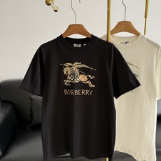 🌾Burberry骑士T恤宽松短袖裁剪,凸显品牌格调,采用原生全棉材质,质感高级光泽,刺绣工艺还原胸前字 🌾Burberry骑士T恤宽松短袖裁剪,凸显品牌格调,采用原生全棉材质,质感高级光泽,刺绣工艺还原胸前字