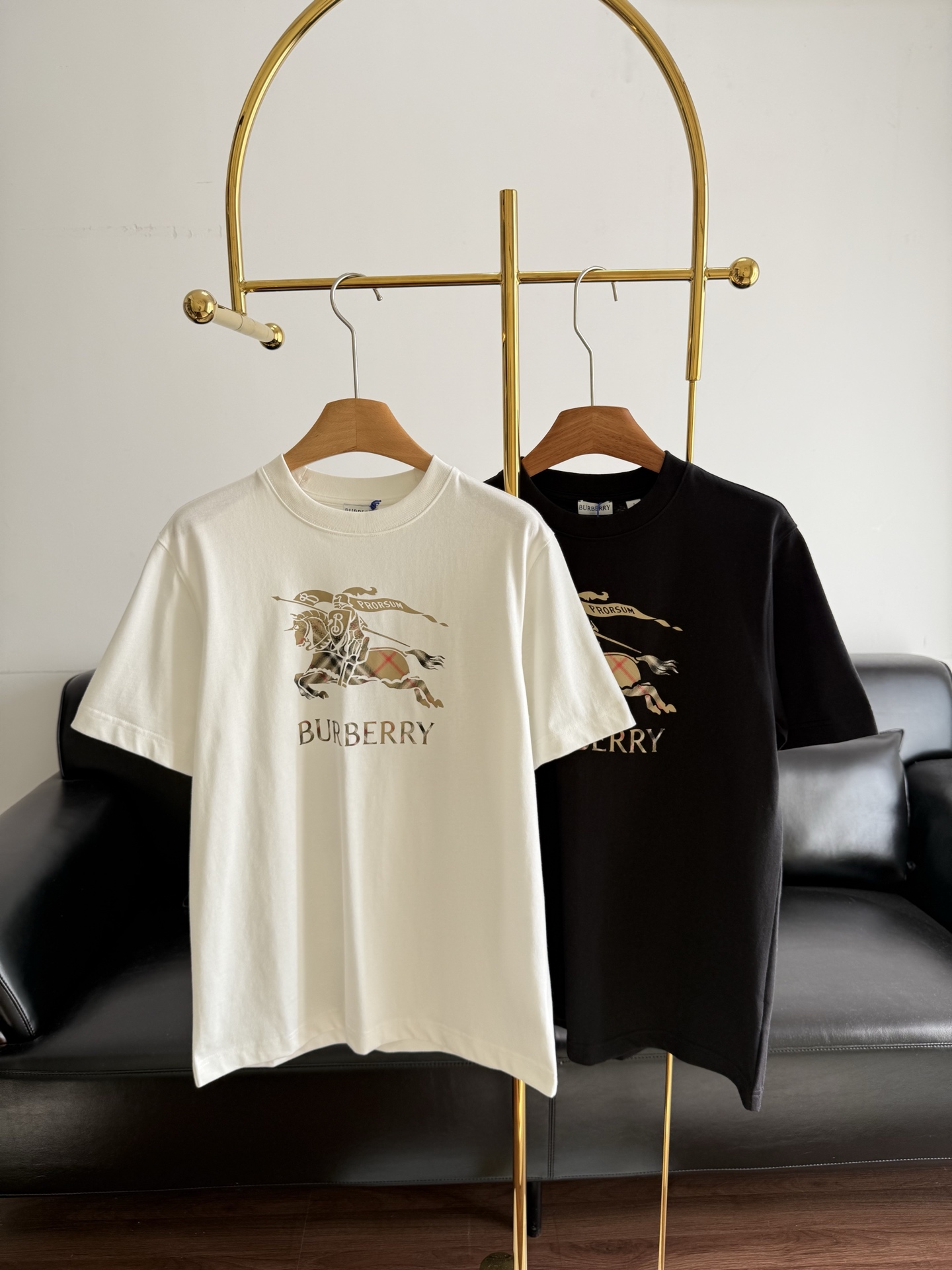 NO:687353,——Burberry Knight T-shirt Loose short-sleeved cut, highlighting the brand style, made of native cotton material, high-grade luster texture, embroidery process to restore the chest letter logo war horse flag pattern, refreshing and relaxed, loose version, relaxed and fashionable wear, creating a high-end and artistic visual effect. Size s-xl white black,, burberry, T-shirt, tees, t-shirt,19860909——Burberry骑士T恤 宽松短袖裁剪,凸显品牌格调,采用原生全棉材质,质感高级光泽,刺绣工艺还原胸前字母徽标战马扬旗图案,清爽松弛,宽松版型,穿搭松弛时尚,营造出高级而富有艺术感的视觉效果. 码数s-xl 白色 黑色,,burberry,T-shirt,tees，t-shirt,,Women's clothing