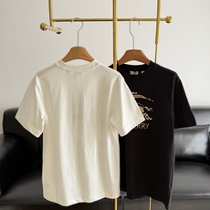 🌾Burberry骑士T恤宽松短袖裁剪,凸显品牌格调,采用原生全棉材质,质感高级光泽,刺绣工艺还原胸前字 🌾Burberry骑士T恤宽松短袖裁剪,凸显品牌格调,采用原生全棉材质,质感高级光泽,刺绣工艺还原胸前字