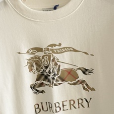 🌾Burberry骑士T恤宽松短袖裁剪,凸显品牌格调,采用原生全棉材质,质感高级光泽,刺绣工艺还原胸前字 🌾Burberry骑士T恤宽松短袖裁剪,凸显品牌格调,采用原生全棉材质,质感高级光泽,刺绣工艺还原胸前字