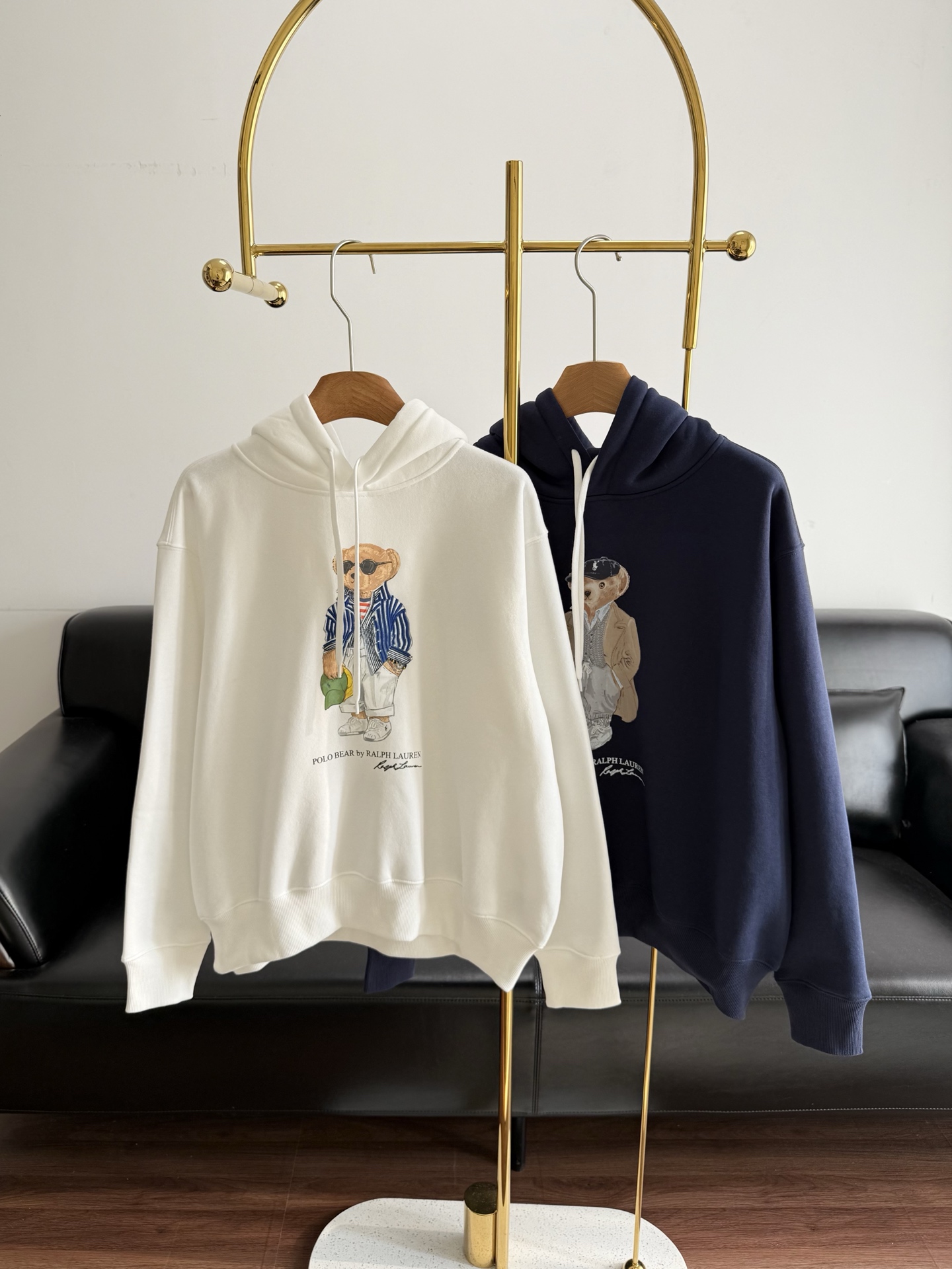 NO:687348,——Ralph lauren Women's cotton hoodie is comfortable and breathable casual sweatshirt jacket. The soft fufu cartoon bear hoodie is so comfortable that you don't want to take it off~ The thick velvet fabric inside feels as fluffy and elastic as a cloud. It is close to the skin and breathable. It does not have the rough feeling of ordinary sweatshirts. The loose oversize version is very tolerant to the body. The hooded design has a casual feel, and the drawstring can be adjusted at will.  If you want to be lazy, wear it loosely. If you want to look slim, just tighten it gently. It will look good no matter how you wear it~ The front of the sweatshirt has a super cute cartoon bear pattern. The simple color matching and cartoon elements are not too childish but have a 'sweet but not greasy' girly feeling! The cuffs and hem are slightly elastic threaded cuffs, which will not pinch the flesh and are windproof. Early autumn is really inseparable from this comfortable and good-looking sweatshirt! It looks good when worn alone, worn alone in early autumn, and worn in winter. Size sml white  blue,,loro piana,versace,hoodie,sweatshirts,jackets & coats,hats,19860909——Ralph lauren拉夫劳伦 女式棉质连帽衫舒适透气休闲卫衣外套 软fufu卡通熊连帽衫舒服到不想脱~ 内里厚实的加绒面料,摸起来像云朵一样蓬松有弹性贴身穿亲肤又透气,完全不会有普通卫衣的粗糙感宽松的oversize版型对身材包容性ju强 连帽设计自带休闲感,抽绳可以随意调节松紧 想慵懒就松松垮垮,想显瘦就轻轻抽紧,怎么穿都好看~卫衣正面是超可爱的卡通熊图案 简约的配色搭配卡通元素,不会过分幼稚反而有种“甜而不腻”的少女感! 袖口和下摆是微弹的螺纹收口,不会勒肉还能防风早秋真的离不开这种舒服又好看的卫衣!单穿内搭都好看,早秋单穿,冬季内搭 码数sml 白色 蓝色,,loro piana,versace,hoodie,sweatshirts,jackets & coats,hats,,Women's clothing