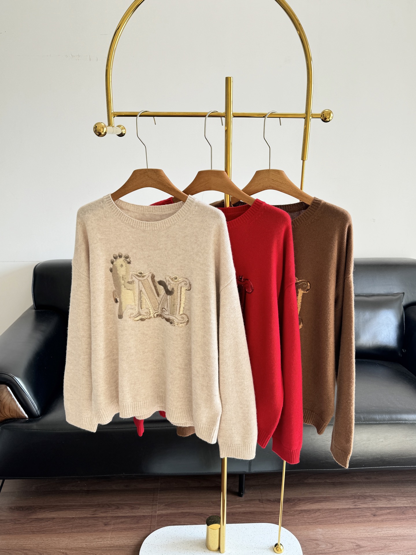 NO:693604,——maxmara sequined cashmere sweater is really elegant and easy to wear!  Simple and stylish, it looks great when worn under a jacket!  Made of wool cashmere!  It feels light and full, and cashmere is the gold in the fabric. You can see from the picture that the fabric is very delicate!  There is no irritation on the skin, and it is full of comfort. Please feel free to wear it!  Sequin printed letters make the ready-to-wear gorgeous, high-end and colorful with brand elements!  The gentle feeling of being surrounded by the upper body blooms with enthusiasm and good mood, making your autumn and winter matching even more brilliant!  From the quality of the workmanship to the fabrics, they are all highly recommended!  ♀♀ Size sml apricot red brown, jackets & coats, gold,19860909——maxmara 亮片羊绒衫 大气确实是好穿好搭！ 简约有型 搭在外套里很显衣品哦！ 采用羊毛羊绒！手感轻盈饱满, 山羊绒作为面料中的黄金, 透过图片都能看出面料是非常细腻的！ 没有一点扎皮肤,满满的舒适度请安心穿吧！ 亮片印花字母让成衣华丽高级极具品牌元素多彩！上身温柔的被包围的感觉 绽放热情好心情,让你秋冬搭配赢的更出彩！ 做工从品质到面料都是妥妥的推荐款！♀♀ 码数sml 杏色 红色 棕色,,jackets & coats,gold,,Women's clothing