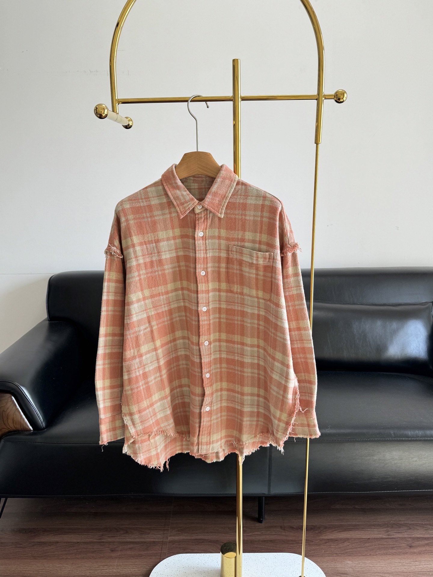 NO:693563,——R13 star's same style plaid raw edge shirt jacket, oversized cut, gender-neutral, can be worn by both men and women, ready to go out cool every day ~ Made of cotton brushed fabric!  So soft!  Plaid fabric must be custom-woven!  !  Five kinds of yarn spinning!  The fabric has been sanded to form a layer of fine fluff on the surface of the fabric, making the texture soft and comfortable. You can feel the delicacy with your touch~ The plaid design is laser positioned and tailored, and the collar pockets can infinitely restore the plaid position... The classic plaid design creates a decadent rock personality!  The front is short and the back is short, the curved hem is distressed in many places, and the rough edges are destroyed!  Fashionable, good-looking and easy to control, the upper body’s sophistication and temperament are instantly improved, adding extra points to your outfit!  !  Size sml,,versace,jackets & coats,shirts,19860909——R13 明星同款格纹毛边衬衫外套 Oversized版型剪裁无性别主义男女通穿随时酷飒日常出街哦～ 采用棉磨毛面料！很柔软！格子面料,必须是定织的！！五种纱线纺织！面料在经过磨毛处理,使面料表面形成一层细腻的绒毛,质地柔软舒适.触手就能感受到细腻～格纹设计激光定位精裁、领口口袋无限还原格子位置…… 经典格纹设计上塑造颓废摇滚的个性风格！前短后长弧形下摆等多处做旧 破坏毛边处理！ 时髦好看轻松驾驭上身精致度和气质瞬间提升给穿搭加分了！！ 码数sml,,versace,jackets & coats,shirts,,Women's clothing