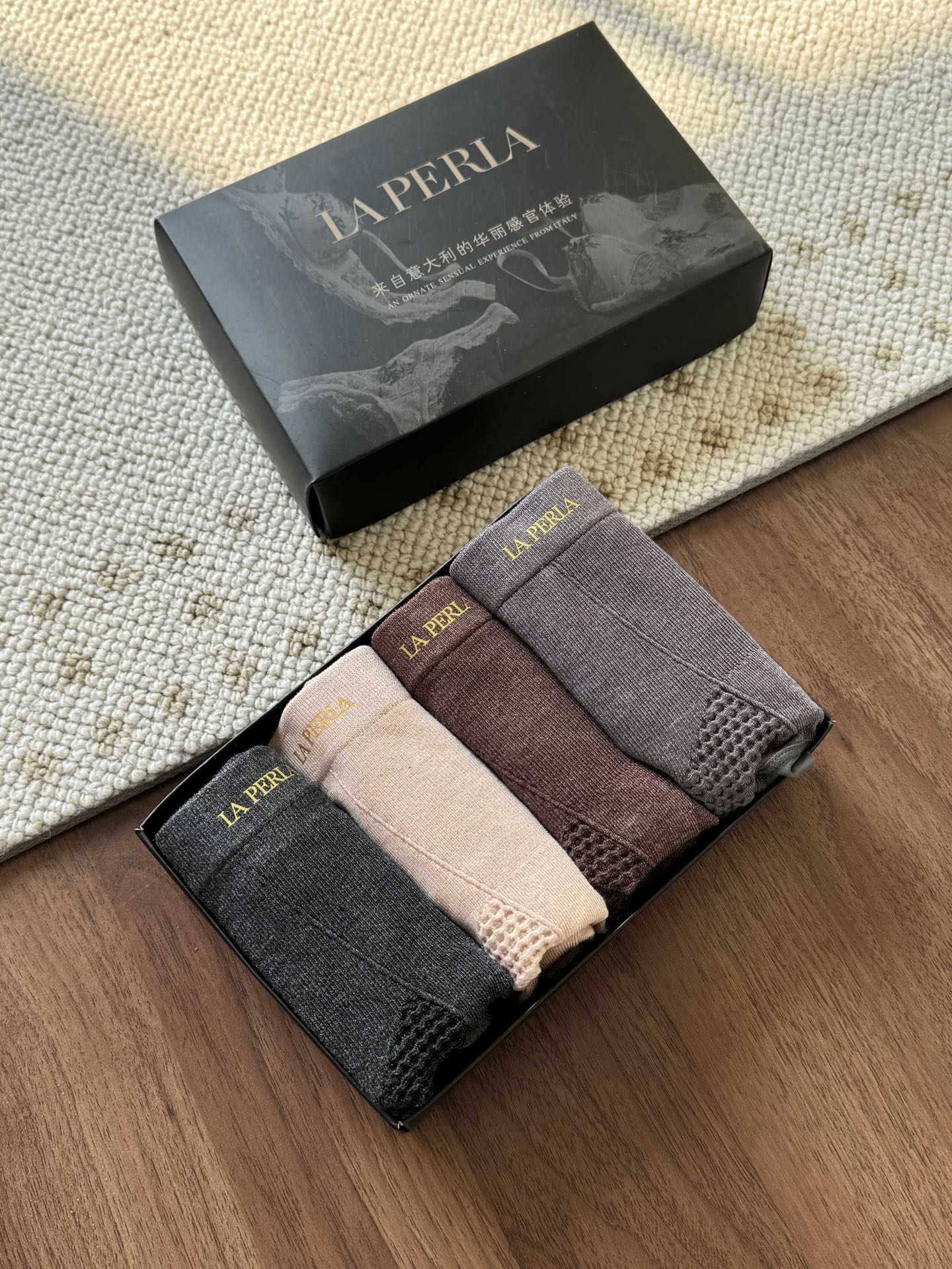 NO:693578,——LP Cashmere Seamless All-in-One Belly Controlling and Hip Lifting Underwear Ingredients: Regenerated Cellulose Fiber 30.8 Acrylic 15.8 Spandex 4.6 Sheep Wool 2 46.8 Nylon Crotch Regenerated Cellulose Fiber 90 Mulberry Silk 5 Spandex 5 One size fits all, about 85-130 pounds. 4 pieces in a box. Absolutely high-quality goods. Latest super soft plant fiber material, super elastic and comfortable~  The mid-waist design is extremely tolerant and does not matter your figure. It gives you intellectual elegance and hip-hugging comfort. It is definitely a must-have for yourself. The imported machine is particularly high-end and has seamless one-piece weaving. It is of good quality and will not compromise. The fabric is made of super soft and comfortable French stretch fabric. It is comfortable, breathable, soft, delicate and meticulous, giving you a comfortable and refreshing experience.  It also contains acrylic fiber. It is a heating fiber that is relatively close to cashmere. Acrylic fiber has good thermal insulation properties, and its thermal insulation effect is about 15 times higher than that of natural wool. This is because acrylic fiber can form a hollow structure to store air through a special spinning process. Some high-end acrylic fiber products have been carbonized and can also reflect infrared radiation from the human body to reduce heat loss. This one-piece seamless underwear made of imported super-soft plant fiber material is the most comfortable. The upper body is super comfortable, breathable and not stuffy.  Specially designed with a triangular tummy control, it is comfortable and easy to slim down the abdomen. Simple, elegant and generous, high elasticity, comfortable to wear without any sense of restraint or itching. This underwear version has been repeatedly adjusted to have a higher wrapping ability. It does not tighten, curl, or pinch the crotch. It is comfortable and leaves no traces. Simple double-layer widening and high-elastic waistband with contrasting wavy edge design, full of elasticity and resilience, and a little bit playful in simplicity. It is comfortable and simple but not simple!  The quality is superb, and small details bear witness to the quality ~ Seamless one-piece full-wrap seamless design, comfortable and full-wrap, specially designed 3D hip lifting design for the buttocks, gentle and caring PP without pinching the crotch ~ Transform into peach buttocks in seconds. The silkworm-like interior enhances the inner sense of security and is antibacterial and more hygienic!  Antibacterial, safe, comfortable and safe, away from odor, hygienic and healthier!  Breathable and comfortable, giving you intimate care!  The trouser legs are designed with seamless splicing, which is highly elastic, comfortable, not tight, close to the skin and not itchy, truly high-end and high quality, loro piana,19860909——LP羊绒无痕一体收腹提臀内裤 成分面料再生纤维素纤维30.8腈纶15.8氨纶4.6 绵羊毛2 46.8锦纶 裆里再生纤维素纤维90桑蚕丝5氨纶5 尺码均码85-130斤左右 一盒4条装 绝对的高品质好货 最新超柔植物纤维材质,超级高弹舒适～ 中腰设计版型,包容性极广,不挑身材 给你知性优雅,包臀舒适感～ 绝对要自留的一款 进口机特别高端无痕一体织造,好品质,不将就 面料选用超级柔软舒适的法式弹力面料～ 舒适,透气,柔软,细腻,细致,给你舒适适新体验 而且内含腈纶.是一种比较接近羊绒的发热纤维,腈纶具有良好的保暖性能,其保暖效果比天然羊毛还要高15左右.这是因为腈纶纤维可以通过特殊纺丝工艺形成中空结构储存空气,部分高端腈纶产品经过碳化处理,还可反射人体红外辐射减少热量流失. 这种进口超柔植物纤维材质织造而成的一体无痕内裤是最舒适的,上身超级舒适,透气不闷热 特别采用三角收腹设计,舒适同时轻松瘦腹 简约优雅大方,高弹穿着舒适无束缚感不刺痒 这款内裤版型经过反复版型调整,包裹性更高,不勒,不卷边,不夹裆,服帖舒适,不留痕迹 简约双层加宽高弹松紧腰头撞色波浪飞边设计,弹力回弹力十足,简约当中又有一点点小俏皮,舒适不勒简约而不简单！ 品质超级赞,小细节见证品质～ 无痕一体式全包裹无痕设计,舒适全包裹,臀部特别设计3D提臀设计,温柔呵护PP不夹裆～秒变蜜桃臀 内里桑蚕感提升内在安全感的同时又抗菌更卫生！ 抗菌安全舒适放心远离异味,卫生更健康！ 透气舒适,给你贴心呵护！ 裤腿边采用无痕拼接设计,高弹、舒适、不紧勒,贴肤不刺痒,真正的高级高品质,,loro piana,,Women's clothing