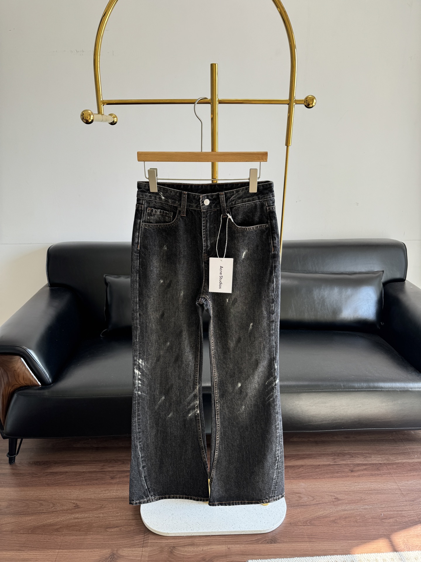 NO:693595,——Acne Studios retro splash-ink high-waisted and flared design. You can always trust the style of Acne jeans!  , the trousers are washed, distressed and faded. The visual effect is super eye-catching, just like a work of art. The high-density fabric has a high color and is not easy to fade. The jeans have a good sense of quality. They are durable and wear-resistant and not easy to deform. The wiring of the whole piece is even and neat. Small details are super bonus points!  This version is ceiling-level, with fine workmanship and high-end quality. The shape is super correct and the upper body effect is great. It is a must-have pair of jeans. The wash color is a plus if you want to be fashionable without looking fat!  This piece meets all your requirements and is a well-deserved style king!  !  Code number 25-30,,acne studios,dior,jeans,19860909——Acne Studios复古泼墨高腰微喇设计 可以永远相信acne牛仔裤的版型！ ,裤身水洗做旧褪色工艺,视觉效果超级养眼吸睛,犹如艺术品一般, 高密度的面料,色泽度高不易掉色,牛仔裤的品质感很好,耐穿耐磨不易变形整件的走线均匀整齐,小细节超级加分！这款版型天花板级别,做工精细,高端品质,版型超级正,上身效果棒棒的,一定要留的一款牛仔裤,洗水颜色很加分,想要时尚又不显胖！这条满足你所有要求,当之无愧的版型王！！ 码数25-30,,acne studios,dior,jeans,,Women's clothing