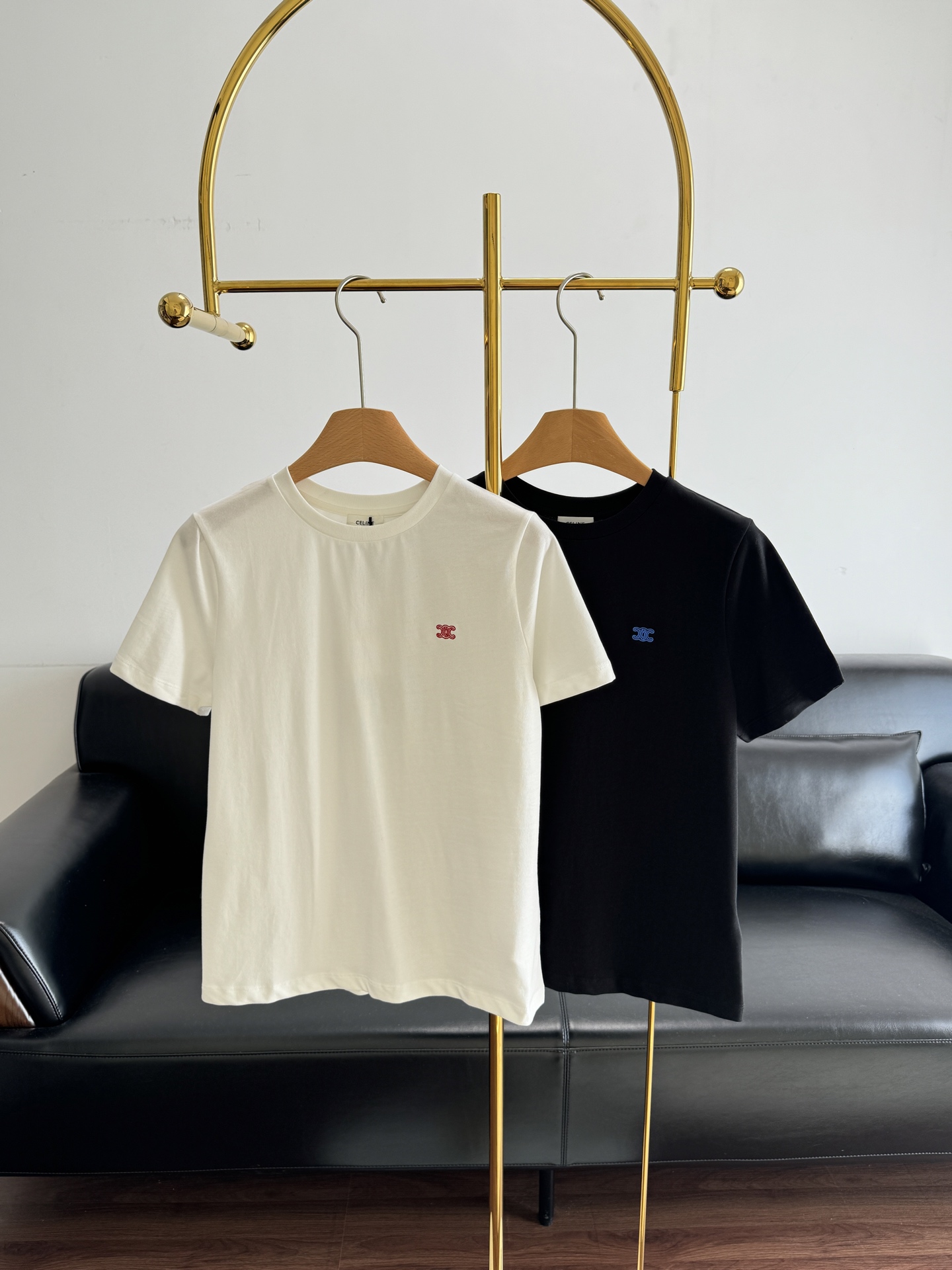 NO:693580,——Celine logo embroidered contrasting color T-shirt, a practical daily matching item!  Very classic and attractive!  Versatile!  The fabric provided by the customer is pure cotton, which has a delicate and soft touch and is very comfortable on the upper body!  The chest logo is made with an embroidery machine imported from Germany, and the wiring is tight!  The color-blocking design injects vitality!  Simple and basic style!  This kind of T-shirt really looks great with any pants!  Wear alone or layered under a jacket!  The version is slimming and easy to match!  Size sml white black,,celine,jackets & coats,tees,t-shirt,19860909——Celine logo刺绣撞色T恤 日常实用搭配单品！非常经典耐看！百搭！ 客供面料 全棉, 触感细腻柔糯,上身很舒服！ 胸前logo采用德国进口绣花机打造, 布线紧密！拼色设计注入活力！ 简约基础款！这种款t恤真的随便搭配个什么裤装都好好看！单穿或者搭配在外套里都！ 版型显瘦 各种好搭配！ 码数sml 白色 黑色,,celine,jackets & coats,tees，t-shirt,,Women's clothing