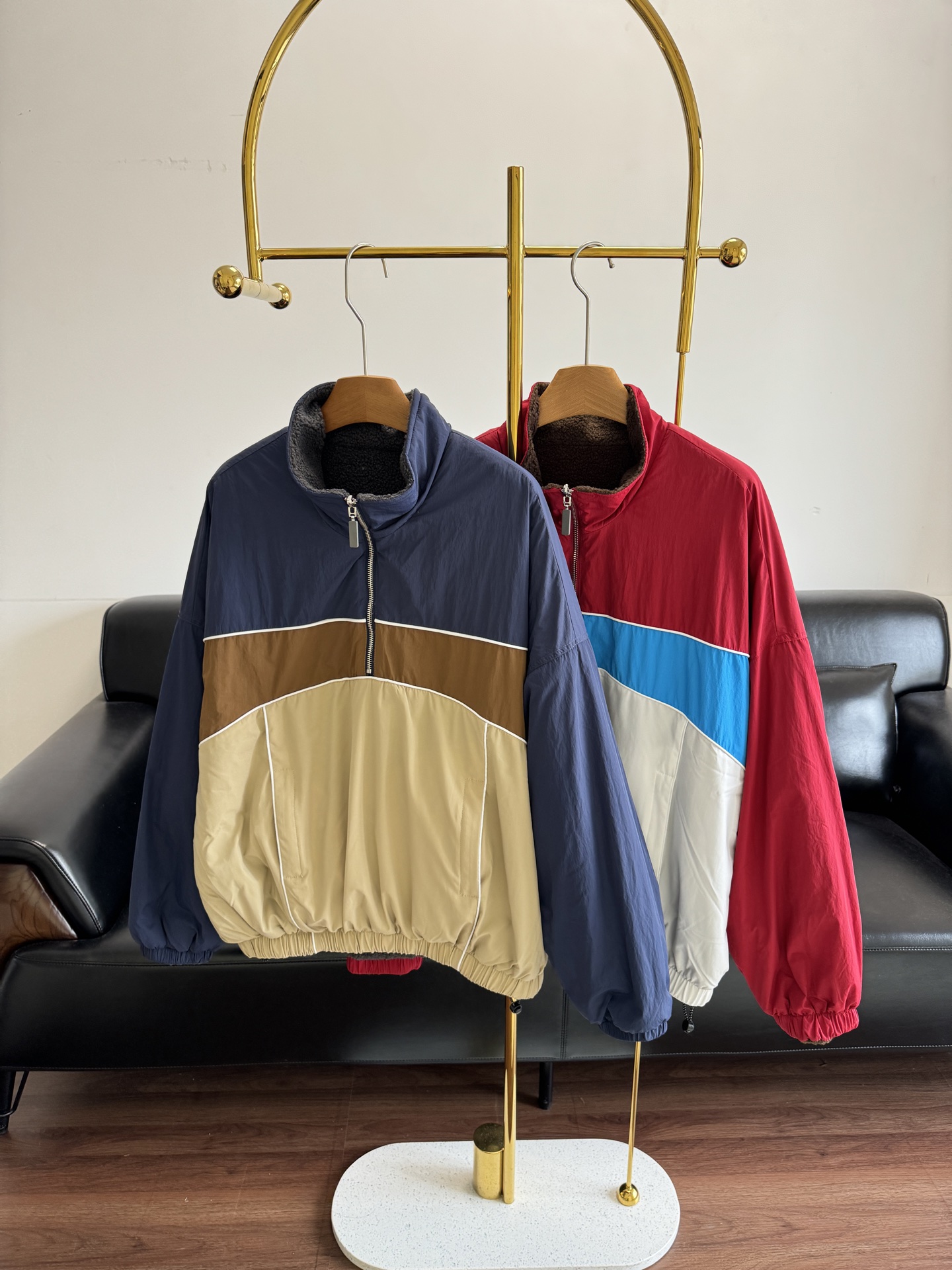 NO:694212,——short sentence Reversible jacket, reversible color-blocked wool pullover sweatshirt丨Reversible wear method. One piece is equivalent to two clothes. Half-open zipper design combined with unique tailoring design. Fashionable and functional. Extremely easy to wear for commuting and casual wear. Perfect for comfortable outfits. Customized nylon spliced woolen fabric breaks the usual splicing style. Color and fabric density. High-end practical wear. Two-wear design, casual and free to wear.  The details are perfect, size sml gray red, hoodie, sweatshirts, jackets & coats, jackets & coats,19860909——short sentence 两面穿夹克外套 正反穿拼色羊毛呢套头卫衣丨双面正反穿法 一件相当拥有两件衣服 半开门襟拉链设计结合独特裁剪设计 时髦感与功能性兼具 通勤休闲好穿到爆 完美契合对舒适穿搭的喜爱 定制的尼龙拼接羊毛呢面料 打破了一贯拼接风格 颜色到面料密度手感 高级实穿 一衣两穿设计 随意自由穿搭 细节都完美到位, 码数sml 灰色 红色,,hoodie,sweatshirts,jackets & coats,jackets & coats,,Women's clothing