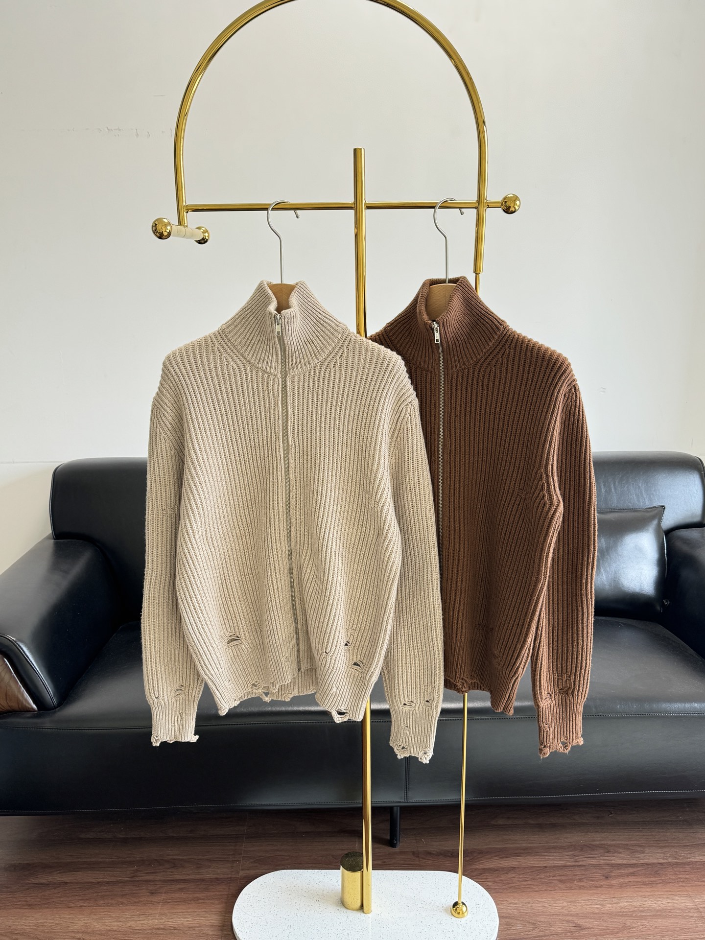 NO:694176,——MM6 ripped zipper cardigan sweater made of sheep wool fabric!  This is not an ordinary cardigan. MM6 injects the iconic deconstruction philosophy into it. The deliberate holes, distressed processing and asymmetric patches jointly create an 'unfinished' casual beauty. It challenges the perfect definition of traditional sweaters and gives the clothes a unique personality and soul. [Detailed Soul] Old patch craftsmanship!  Patches are the finishing touch of this piece. They are not meant to cover up, but to show off. The multi-functional zipper design uses smooth metal zippers, which balances design and practicality. It can be fully zipped up to create a stand-up collar effect, which is neat and handsome; it can also be half-open or fully open, revealing casual laziness and layering. Whether worn with a simple T-shirt or layered with a shirt and skirt, it can be easily worn.  Wear a solid white T underneath, with jeans and Martin boots underneath, to easily create an effortless sense of fashion. Wear it layered, and use it as a middle layer on the inside of a coat or windbreaker to expose the hole details, showing your excellent taste. Size sml apricot brown, masion margiela, boots, skirts, jeans, sweaters, shirts, tees, t-shirt,19860909——MM6 破洞拉链开衫毛衣 采用绵羊毛面料！这不是一件普通的开衫.MM6将标志性的解构哲学注入其中,刻意为之的破洞、仿旧处理与不对称补丁,共同构筑了一种“未完成”的随性美感.它挑战传统针织衫的完美定义,赋予衣物独特的个性与灵魂.【细节灵魂】做旧补丁工艺！补丁,是这件单品的点睛之笔.它们并非为了遮掩,而是为了彰显. 多功能拉链设计,采用顺滑的金属拉链,兼顾了设计感与实穿性.可完全拉上打造立领效果,利落帅气；亦可半开或全开,流露不经意的慵懒与层次.无论是内搭简约T恤,还是叠穿衬衫裙装,都能轻松驾驭. 内搭纯色白T,下配牛仔裤与马丁靴,轻松塑造不费力的时髦感,层次叠穿,在大衣或风衣内侧作为中间层,露出破洞细节,彰显绝佳品味. 码数sml 杏色 棕色,,masion margiela,boots,skirts,jeans,sweaters,shirts,tees，t-shirt,,Women's clothing