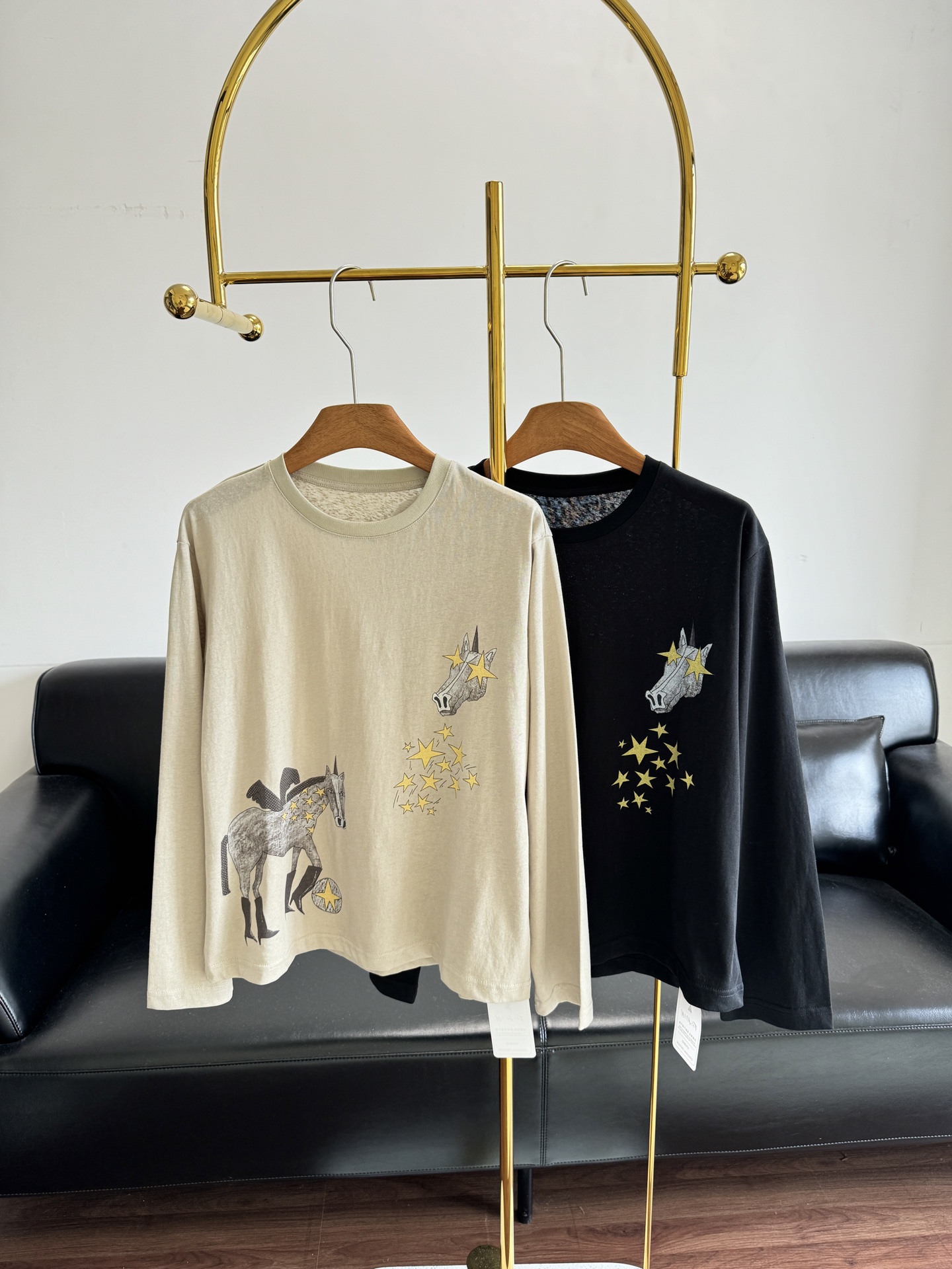 NO:694193,——ICE DUST Star Pony T 2026 'Horse' is coming on stage!  This is the most fashionable horse in 26 years [Horse Zodiac Limited Edition] comes with the 'Star Pony' pattern, wear the New Year's good luck of 'Horse to Success' ~ The interesting combination of stars + pony, escapes the dull feeling of traditional zodiac models, the soft fabric is close to the skin and not stuffy, does not collapse after long-term wear, is warm and breathable; the loose dropped shoulders adapt to various body shapes, wearing it alone gives a lazy atmosphere, layering a coat /  The jacket can be used as a base layer without being bulky, so it can be worn on dates or commuting!  It is fashionable and unobtrusive for daily wear, and has a New Year atmosphere for festival wear. It is easy to wear and worry-free in the Year of the Horse. It is an exclusive good luck Buff item for 'natal base'~ Size sml,,jackets & coats,19860909——ICE DUST 星星小马T 2026 “马” 上登场！这是26年最时尚的马【马年生肖限定款】自带 “星运小马” 图案,把 “马到成功” 的新年吉意穿在身上吧~ 星星 + 小马的趣味组合,跳出传统生肖款的沉闷感,软质面料贴肤不闷,久穿不塌形,保暖又透气； 宽松落肩适配各种身形,单穿是慵懒氛围感,叠穿大衣 / 外套当打底也不臃肿,约会、通勤都能搭！ 日常穿时髦不突兀,节日穿自带新年氛围,是马年里好搭又省心的 “本命打底”专属的好运 Buff 单品～ 码数sml,,jackets & coats,,Women's clothing