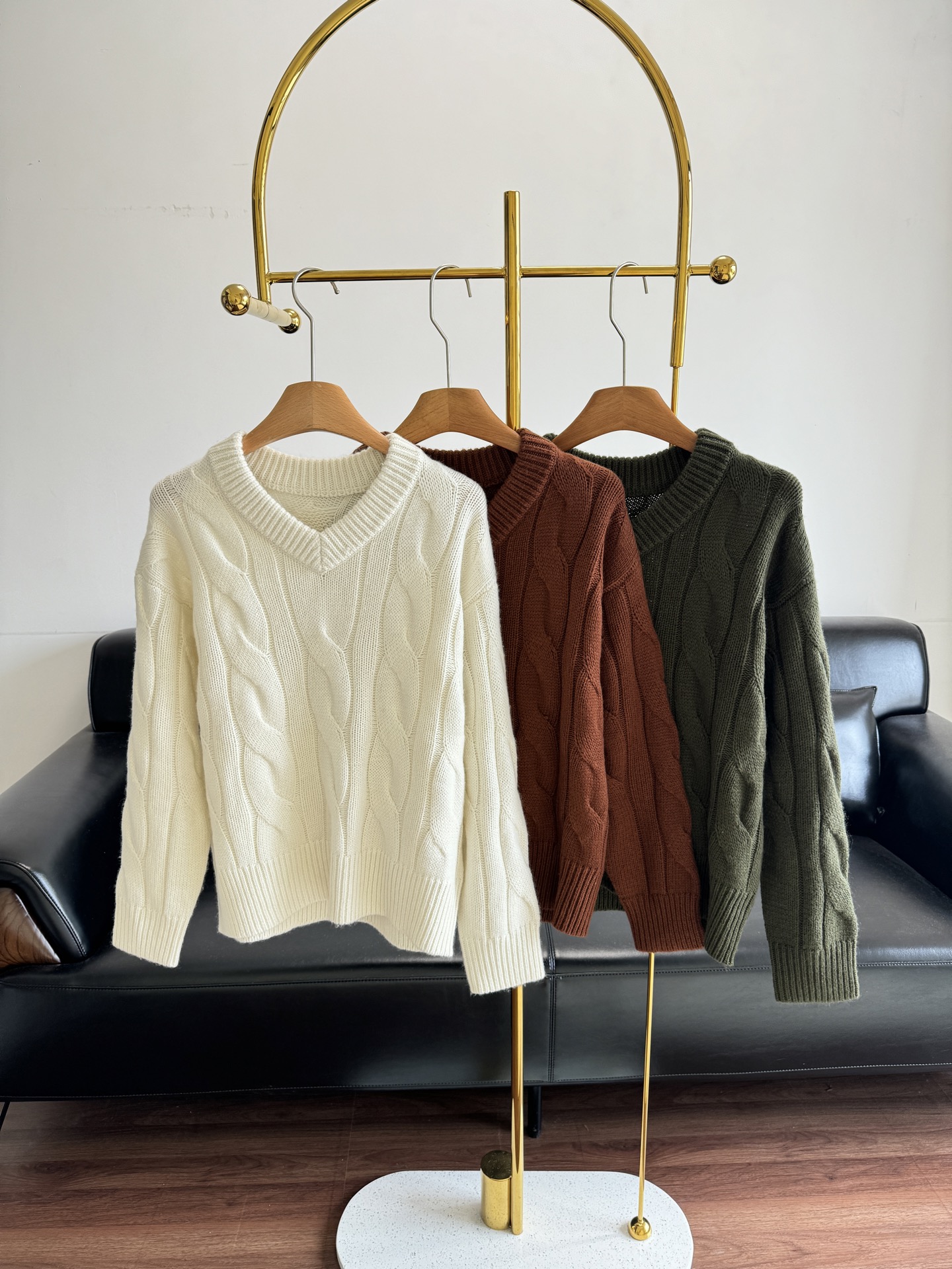 NO:694184,——Ralph Lauren/Ralph Lauren Women's Fall 25 Loose Cable Knitted V-neck Sweater 80% Wool 20% Cashmere Nostalgic Retro~ Cable Knit Cashmere Sweater Soft and Waxy~ Warm and Comfortable Cable Sweater, Very Versatile Cable Knit Pattern, Classic Pattern Will Never Go Out of Style~ Loose version design, no sense of restraint on the upper body No sense of restraint on the upper body, free and comfortable  The pattern adopts natural interlaced weaving, which is lazy and casual. It feels soft and smooth, bringing a first-class skin-friendly experience. The thickness is moderate, taking into account practical wear and warmth. The mulberry soft and comfortable texture is very skin-friendly and comfortable to wear. It is very nice whether worn alone or as an inner layer. It is eye-catching and bright, creating a non-stiff look. It can be paired with skirts or trousers just right. It is too warm to wear as an inner layer in winter, so there is no need to wear a thick layer.  It's easy to get it in one piece, you won't lose money if you buy it. Size sml, off-white, brown, green, loro piana, skirts, sweaters,19860909——Ralph Lauren/拉夫劳伦女装 25秋宽松版绞花编结V领针织衫 80羊毛20山羊绒 怀旧复古~绞花针织山羊绒毛衣 软糯糯的~温暖舒适 绞花毛衣,非常百搭 绞花编织花纹,经典花纹永不过时~ 偏松的版型设计,上身毫无束缚感 上身毫无束缚感,自在随意舒适 花纹采用的是自然交错的编织,慵懒随性 手感柔榴软滑,带来级好的亲肤体验 厚薄适中,兼顾实穿和保暖 桑软舒适的质感,穿在身上很有亲肤舒适 不管是单穿 还是内搭都很nice- 吸睛又亮肤,打造不沉闷的既视 搭配半裙或是裤装都能美的恰到好处 冬天做内搭,太保暖了,不用穿的厚厚的 轻轻松松一件搞定,入手不亏哦 码数sml 米白 咖色 绿色,,loro piana,skirts,sweaters,,Women's clothing