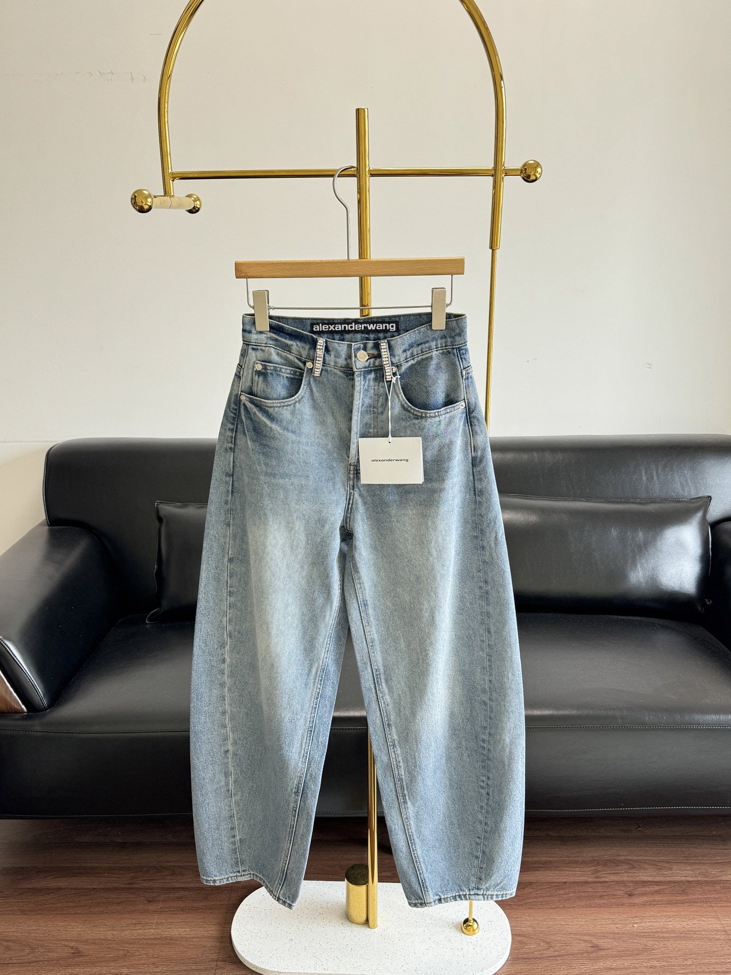 NO:694202,——Da Wang 2026 Distressed Scimitar Regular Style Jeans Made of twill denim and cotton, comfortable and breathable, crisp and stylish, with perforations on the waist decorated with rhinestones, and with the letter logo on the back hip pocket, the brand logo highlights the tonality, pleated design on both sides of the waist and shoulders, and natural whitening transition on the thighs and knees to create an aged effect. The shape is rich in layers and fashionable. The scimitar design is wide at the top and closed at the bottom, making the outfit slim and tolerant, showing a trendy and fashionable style. Code number sml,, alexander  wang,jeans,19860909——大王 2026做旧磨弯刀常规款牛仔裤 斜纹牛仔棉材质,穿搭舒适透气,挺括有型,腰间穿孔点缀水钻,配合后臀口袋字母徽标,品牌标识彰显调性,腰挎两侧压褶设计,大腿膝盖自然磨白过渡,打造做旧效果,造型层次丰富,时髦洋气,弯刀设计上宽下收,穿搭显瘦包容,展现潮流时尚风格 码数sml,,alexander wang,jeans,,Women's clothing