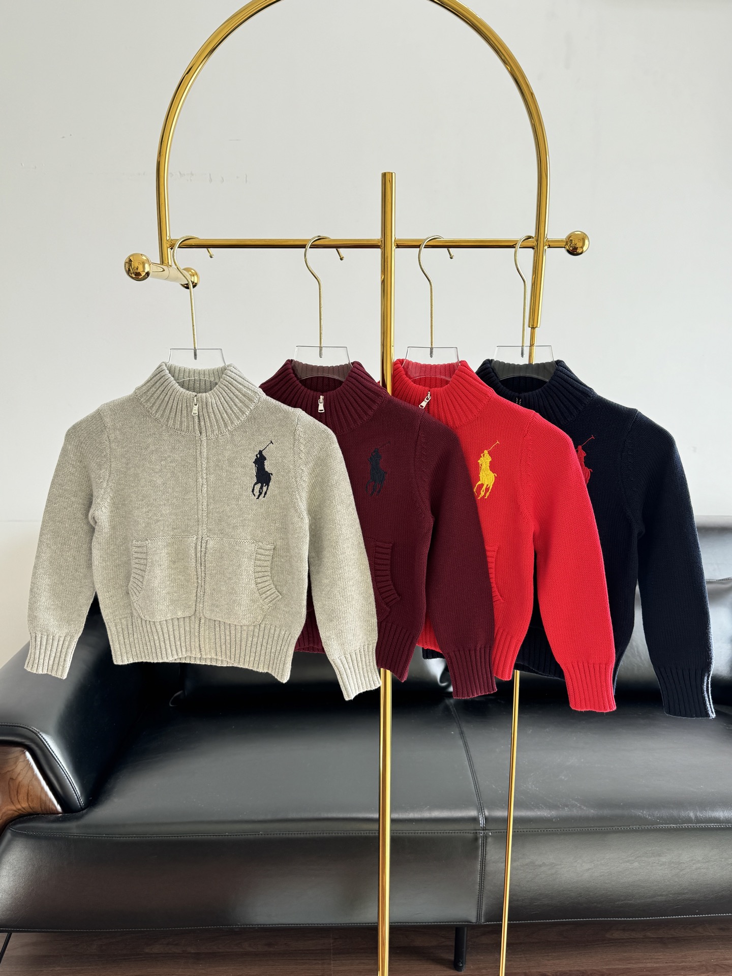 NO:695362,——Polo Ralph Lauren children's knitted cardigan. Pure cotton soft knitted fabric, warm and comfortable. The pony logo on the chest is very recognizable and the zipper design is easy to put on and take off. The two pockets are practical and cute. It is a must-have for daily wear in autumn and winter. It goes well with jeans or casual pants and can be worn by boys and girls!  Code number 120 130 140 150 gray black dark red bright red, loro piana,jeans,19860909——Polo Ralph Lauren儿童针织开衫 纯棉柔软针织面料,保暖又舒适.胸前小马Logo超有辨识度拉链设计方便穿脱,两个口袋实用又可爱.秋冬日常穿搭必备,搭配牛仔裤或休闲裤都很OK,男童女童都可穿！ 码数120 130 140 150 灰色 黑色 深红色 大红色,,loro piana,jeans,,Women's clothing