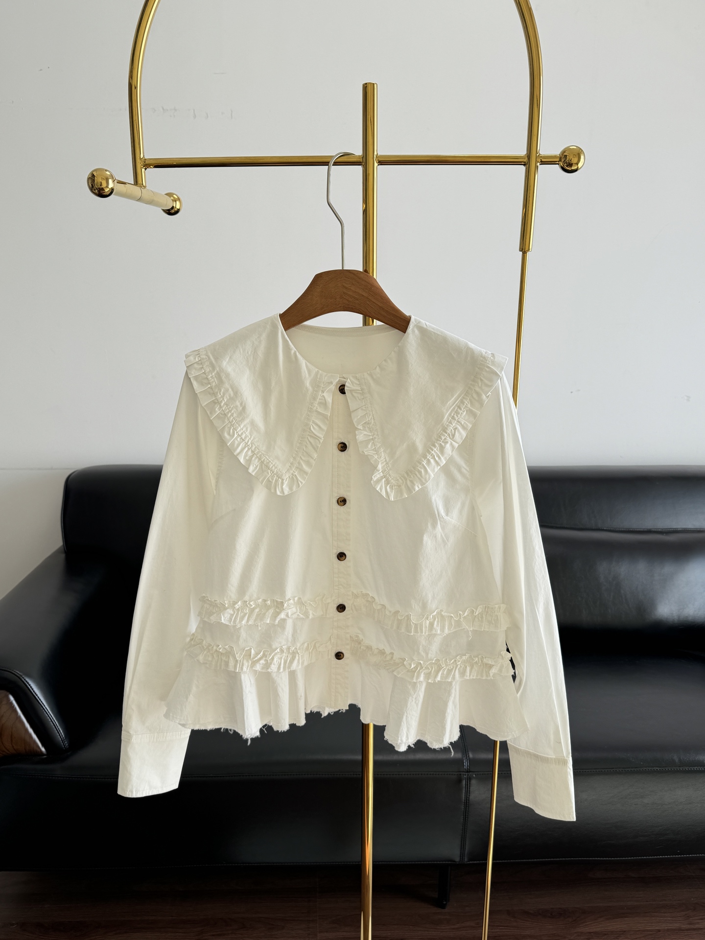 NO:695353,——GANNI doll collar white shirt. The cotton fabric is soft and comfortable, and the ruffle design is super layered. It is embellished with retro metal buttons, and the details are perfect! The loose version is great for layering or wearing alone. Paired with a high-waisted skirt or overalls, you can easily get a sweet cool or retro style. It can be easily managed for daily commuting and dating. It is practical and fashionable. It is a must-have and versatile item for the spring and summer wardrobe! Size sml, skirts, shirts,19860909——GANNI娃娃领白衬衫 棉质面料柔软舒适,荷叶边设计超有层次感.复古金属纽扣点缀,细节满分!宽松版型,叠穿或单穿都很出彩,搭配高腰裙 or工装裤,轻松get甜酷风or复古风.日常通勤,约会都能轻松驾驭,实用又时髦,是春夏衣橱必备百搭单品! 码数sml,,skirts,shirts,,Women's clothing