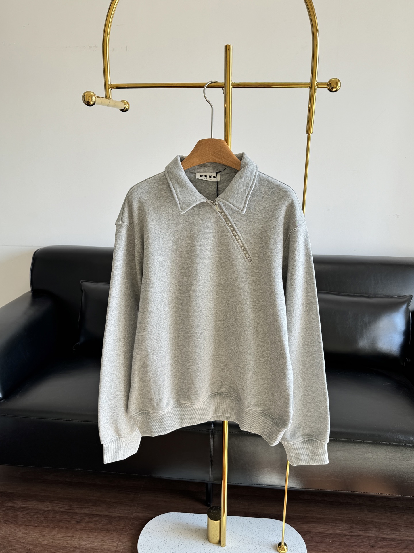 NO:695387,——MiuMiu's new style lapel diagonal zipper sweatshirt. Imported native cotton weaving, delicate and soft, high-end and stylish. Lapel zipper sweatshirt version, diagonal zipper half placket design. Full elastic threaded hemming details on the body, with a fashionable and retro atmosphere. The three-dimensional letter logo is decorated on the back collar, with a strong brand college style. Code number sml,,miumiu,hoodie,sweatshirts,19860909——MiuMiu家新款翻领斜拉链卫衣 进口原生全棉织造,细腻柔软,高级有型 翻领拉链卫衣版型,斜分拉链半开襟设计 大身弹力螺纹包边细节满分,时尚复古气息明显 后领装饰立体字母徽标点睛,品牌学院风格强烈 码数sml,,miumiu,hoodie,sweatshirts,,Women's clothing