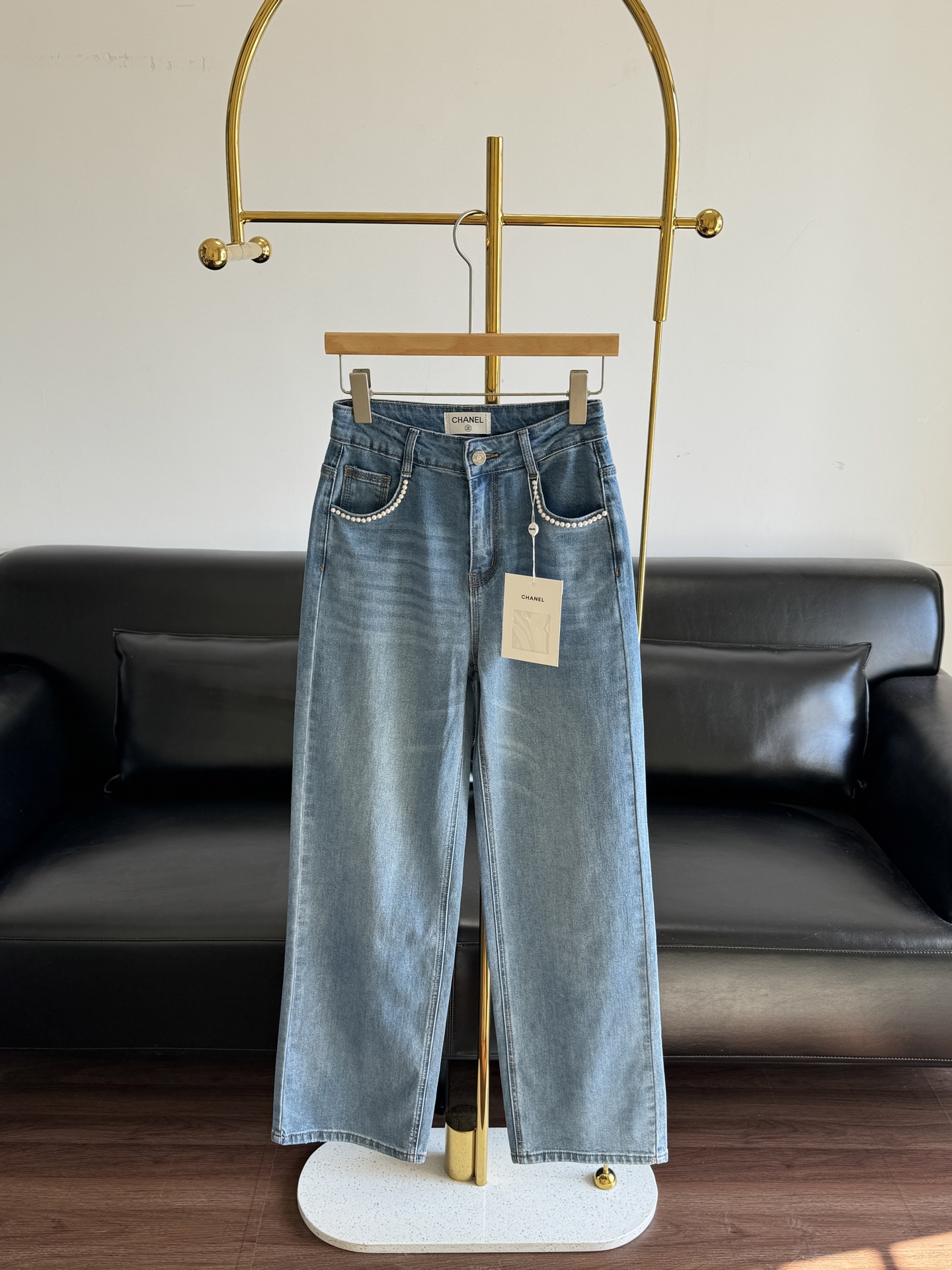 NO:695374,——Xiaoxiang Pearl Pocket Straight Leg Regular Jeans. The pure cotton fabric is soft and skin-friendly. Comfort is always the most important. Light blue washed fabric + pearl pockets, retro and exquisite. The upper body line is straight and drapey~ For sisters with thick legs or pear-shaped figures whose legs are not so straight, this version is simply good news!  Code number sml,,jeans,19860909——小香 珍珠口袋直筒常规款牛仔裤 纯棉面料柔软又亲肤 舒适感永远是最重要的 浅蓝水洗面料+珍珠口袋,复古又精致.上身线条笔直垂坠感芜敌~ 对于粗腿或腿不是那么直的梨形身材姐妹来说 这种版型jian直就是福音！ 码数sml,,jeans,,Women's clothing