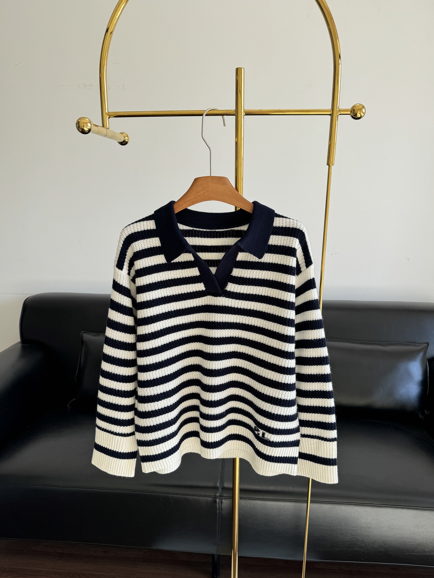 NO:695341,——Ralph Lauren striped sweater 2026 early spring series striped sweater, classic navy blue + white wide stripes, Polo lapel design, full of college style. Wool knitted fabric, close to the skin and comfortable, loose shoulder style, lazy and casual, suitable for daily commuting or leisure. The striped element is versatile and durable, easy to match with light-colored trousers or skirts, simple and textured, easy to get the American old money style! Code number sml,, loro  piana,skirts,19860909——RalphLauren条纹针织衫 2026早春系列条纹针织衫,经典藏青+白色宽条纹,Polo翻领设计,学院风满满.羊毛针织面料,贴肤舒适,宽松落肩版型,慵懒随性,日常通勤或休闲都很适合.条纹元素百搭耐看,轻松搭配浅色裤装或裙装,简约又有质感,轻松get美式老钱风! 码数sml,,loro piana,skirts,,Women's clothing