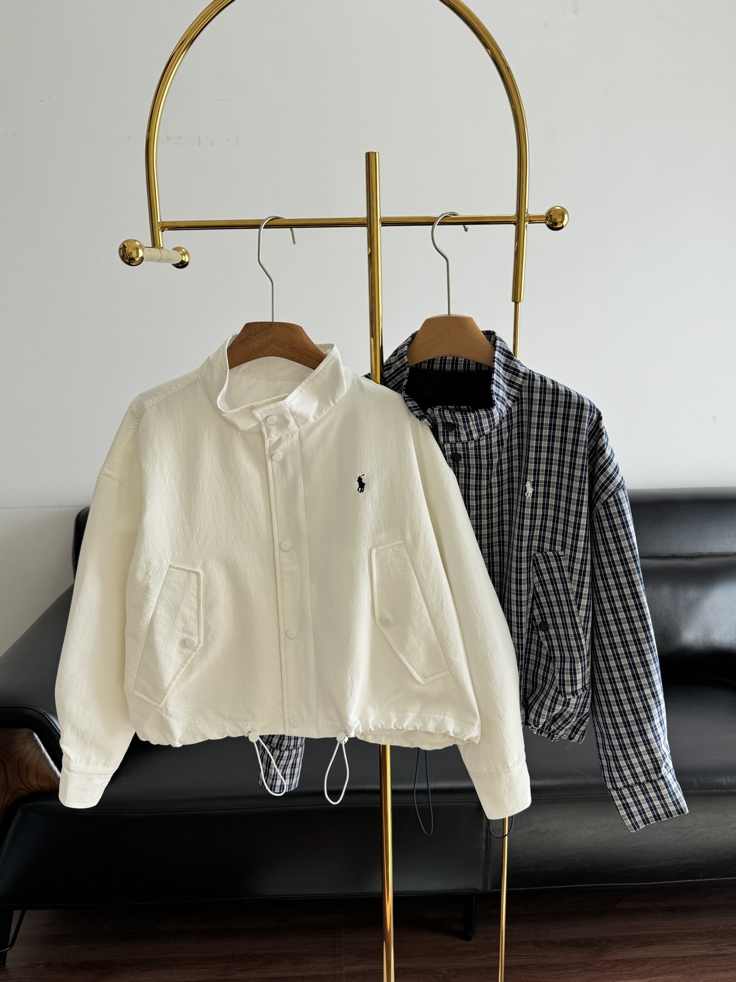 NO:695355,——Ralph Lauren Pony Embroidered Jacket Cotton Fabric!  The drawstring at the hem can be adjusted at will. It is very practical to wear. The classic pony embroidery logo has the right sense of relaxation. It is not too formal or too casual. Now it has become a universal match. Size sml, white, blue,,jackets & coats,jackets & coats,19860909——拉夫劳伦 小马刺绣夹克外套 棉面料！下摆抽绳可以随意调节 很实穿 经典的小马刺绣logo 版型是那种恰到好处的松弛感 不会太正式也不会太随意 现在成了万能搭配中的一件 码数sml 白色 蓝色,,jackets & coats,jackets & coats,,Women's clothing