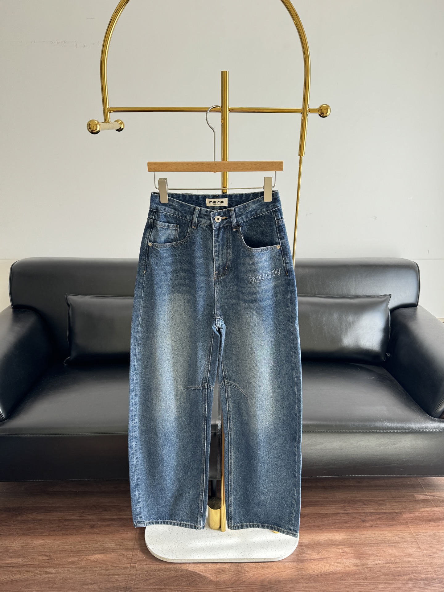 NO:696158,——miumiu regular scimitar jeans with letter embroidery on the back, cotton fabric!  The color makes the whole look clean and refreshing, and the pants shape is perfect!  It looks good no matter how you wear it, and it has a great sense of accent!  The first choice of fashionable outfits that miu female fans cannot miss!  If you want to unlock different effects when dressing up every day, you can’t go wrong with this one. Size, sml,, miumiu, jeans,19860909——miumiu 后侧字母刺绣弯刀常规款牛仔裤 棉面料！颜色让整个显得干净清爽,裤型完美！随便怎么穿搭都好看,腔调感爆棚！miu女粉不可错过的时尚穿搭首选！每日穿搭想解锁不样的效果 选这条错不了 码数,sml,,miumiu,jeans,,Women's clothing