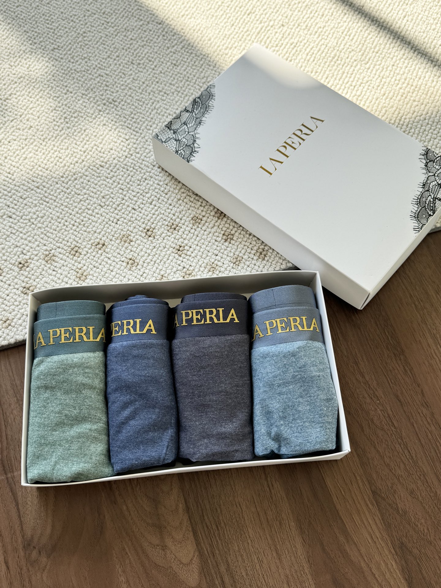 NO:696144,——LP high-definition color pure cotton men’s underwear. Fabric: 95% cotton 5% spandex. Lining: Antibacterial and breathable mulberry silk crotch. Just looking at the color is enough to make you fall in love!  Selected low-saturation and gentle tones, without strong conflict, are just the right light color aesthetics. Each color is like being rubbed into the sunshine. It is low-key, durable and textured, and visually comfortable. The pure cotton fabric has a delicate and skin-friendly touch. It is soft and not tight when worn next to the body. It has full breathability. It will not sweat or stick to the skin during daily activities, giving the skin room to breathe freely.  The most considerate thing is the crotch design, which is made of antibacterial mulberry silk material, which not only retains the delicate and smoothness of mulberry silk, but also can resist bacteria for a long time, protect private health, and bid farewell to stuffy discomfort. From the vision to the wearing experience, it is exquisite and comfortable. A box of four pieces. L size is suitable for 120 catties or less. XL size is suitable for 120 to 140 catties. XXL is suitable for 140 to 160 catties. 3XL is suitable for 160 to 185 catties.  Four code numbers.,,loro piana,19860909——LP高定色纯棉男士内裤 面料:95棉5氨纶 里料:抗菌透气桑蚕丝里裆 单看色系就足以让人沦陷！精选低饱和温柔色调,没有浓烈的冲撞感,是恰到好处的淡彩美学,每一种颜色都像被揉进了阳光,低调耐看又显质感,视觉上就透着舒服. 纯棉面料,上手是细腻亲肤的触感,贴身穿软乎乎的不紧绷,透气性拉满,日常活动时不闷汗、不粘肤,给肌肤自在呼吸的空间. 最贴心的是里裆设计,采用抗菌桑蚕丝材质,既保留了桑蚕丝的细腻柔滑,又能长效抵御细菌,守护私密健康,告别闷热不适.从视觉到穿着体验都透着精致与舒适 一盒四条装 L码合适120斤以内 XL码合适120到140斤 XXL合适140到160斤 3XL合适160到185斤体重 四个码数.,,loro piana,,Women's clothing