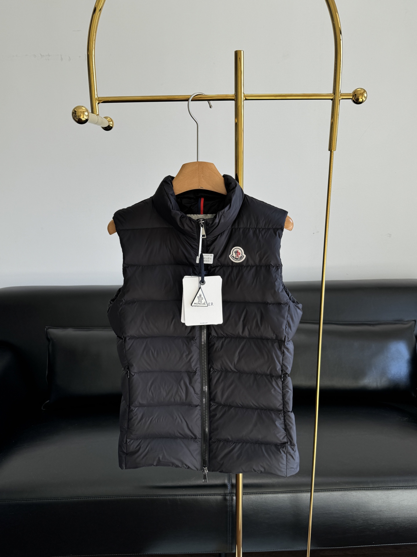 NO:696151,Comes with a dust bag - Moncler waistcoat. The matte finish is full of luxury. The black color is really good-looking and versatile. High-quality duck down filling, light and warm. Stand-up collar + zipper, simple and practical, super versatile for autumn and winter! Logo embroidery on the chest, perfect brand recognition. Short cut, layered with sweatshirts or jackets, it is easy to control commuting and outdoors. Size 1 2 3 4 5, hoodie, sweatshirts, jackets  & coats,19860909配防尘袋——Moncler 收腰马甲 哑光高级感拉满了,黑色真是又好看又百搭 高品质鸭绒填充,轻盈又保暖.立领+拉链,简约实用,秋冬穿搭超百搭!胸前Logo刺绣,品牌辨识度满分.短款剪裁,叠穿卫衣或外套都很OK,通勤,户外都能轻松驾驭. 码数1 2 3 4 5,,hoodie,sweatshirts,jackets & coats,,Women's clothing
