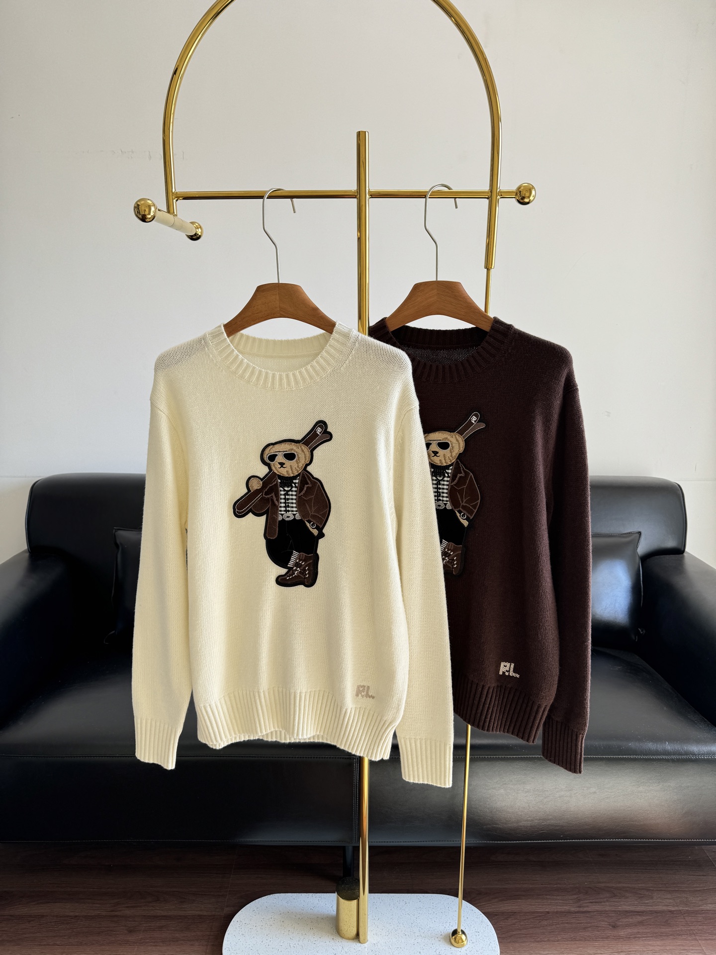 NO:696167,——Ralph Lauren bear embroidered sweater is made of cashmere, soft and warm, perfect for autumn and winter! The round neck is loose, comfortable and not flattering on the figure. The bear embroidery on the chest is super interesting and full of college style. The cuffs and hem are slightly elastic threaded closures, which will not pinch the flesh and are windproof. I really can’t live without this comfortable and good-looking sweater!  Size sml off-white brown, loro piana,19860909——Ralph Lauren 小熊刺绣针织衫 采用羊绒,柔软又保暖,秋冬穿超合适!圆领宽松版型,舒适不挑身材 胸前小熊刺绣超有趣,学院风满满.袖口和下摆是微弹的螺纹收口,不会勒肉还能防风 真的离不开这种舒服又好看的针织衫！ 码数sml 米白 咖色,,loro piana,,Women's clothing