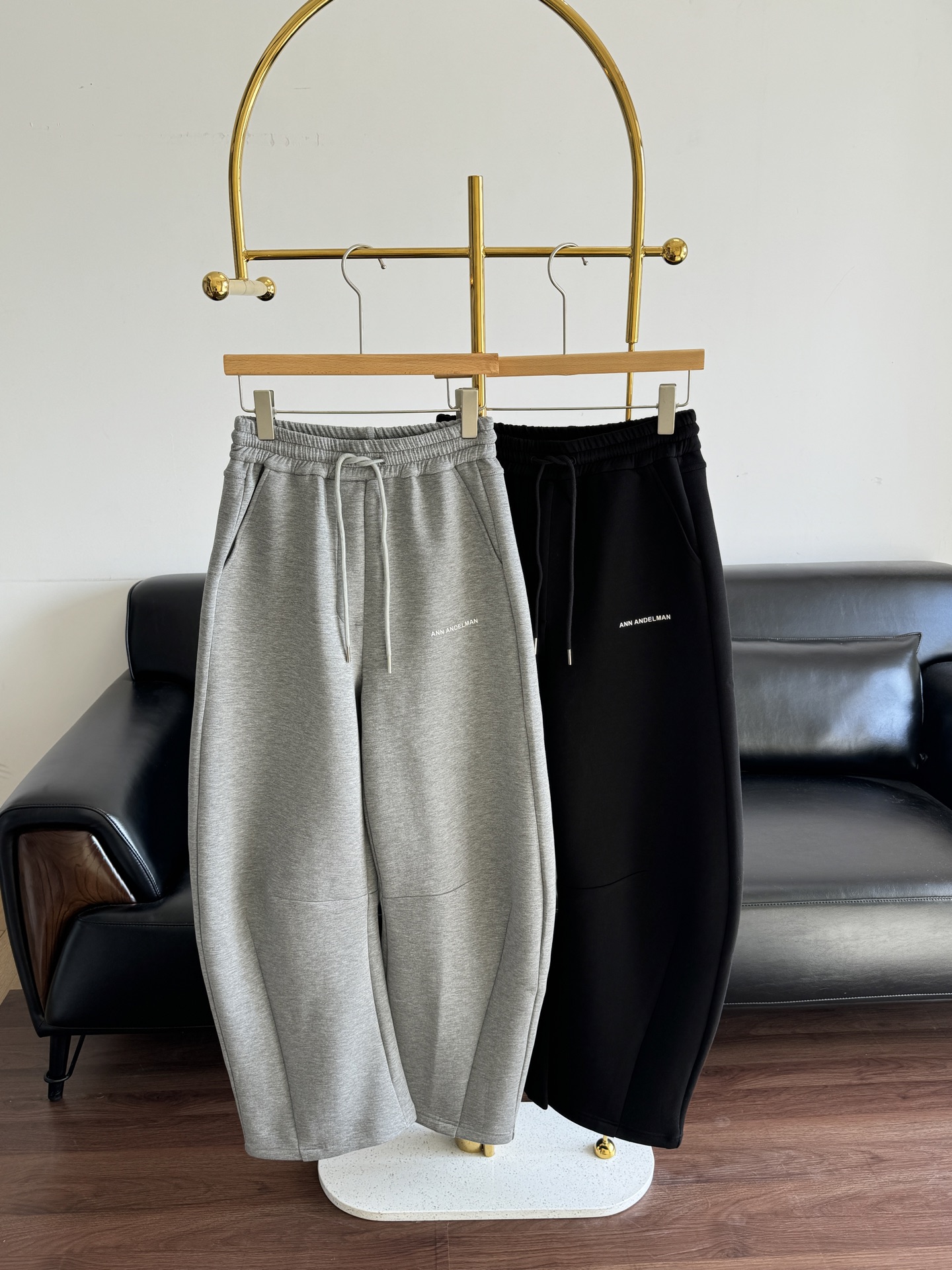 NO:697035,——ANN ANDELMAN Velvet Scimitar Sweatpants Cotton Fabric!  Lined with velvet!  Loose tapered design, soft knitted fabric, super comfortable to wear! Elastic waist + drawstring, suitable for all kinds of body shapes, scimitar cut to modify the leg shape, slim and fashionable, versatile, can be easily managed for daily leisure, sports, and commuting. Pair it with a sweater or sneakers, and you can easily get a lazy style. Size xs-m gray black, sneakers, hoodie, sweatshirts,19860909——ANN ANDELMAN 加绒弯刀卫裤 棉面料！内里加绒！宽松锥形设计,柔软针织面料,穿着超舒适!松紧腰+抽绳,适合各种身材,弯刀剪裁修饰腿型,显瘦又时髦百搭,日常休闲,运动,通勤都能轻松驾驭,搭配卫衣或运动鞋,轻松get慵懒风穿搭 码数xs-m 灰色 黑色,,sneakers,hoodie,sweatshirts,,Women's clothing