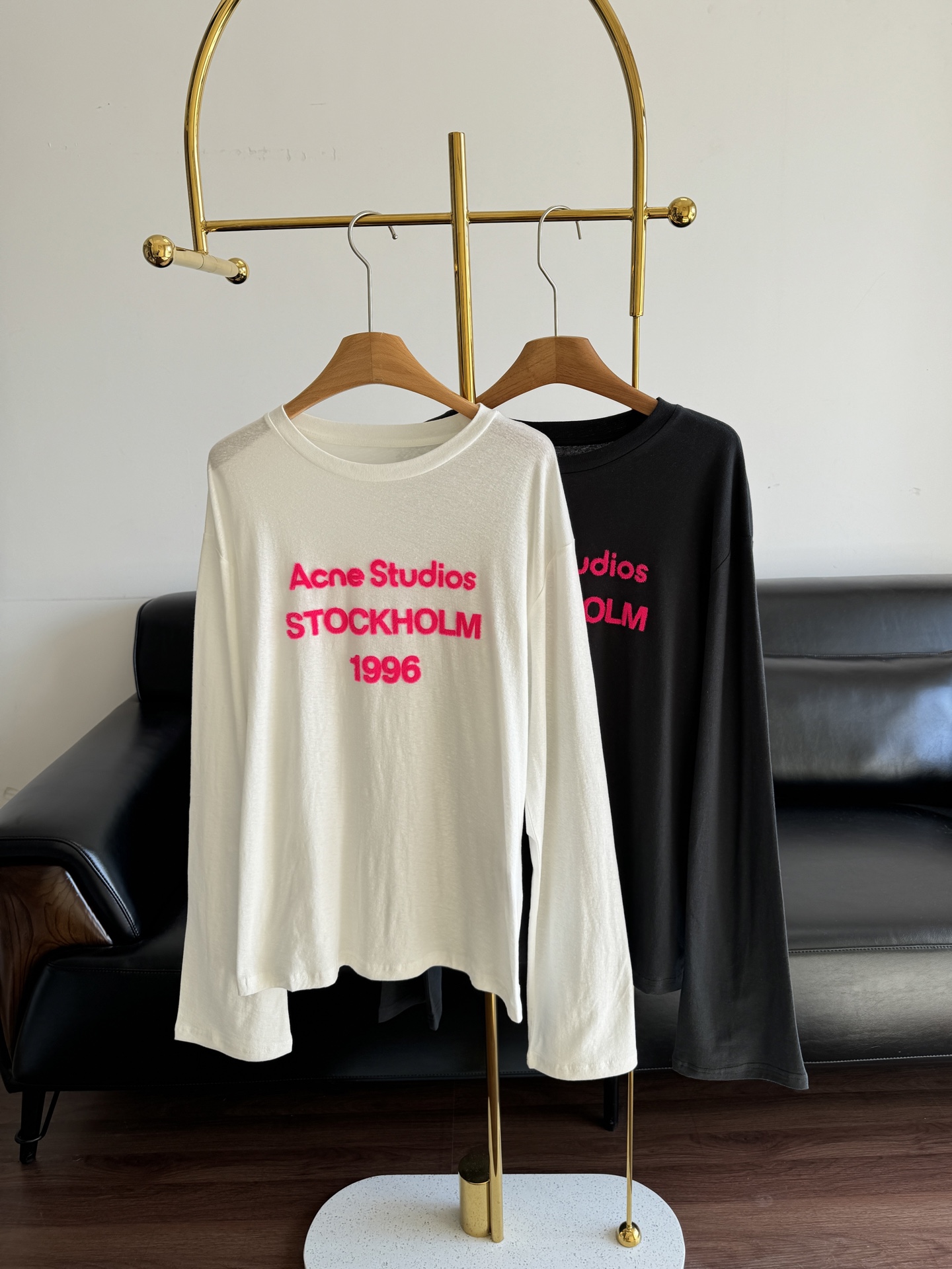 NO:697041,——Acne 26Ss limited new model 1996 letter flocked long-sleeved T-shirt. The flocking printing process makes the letters three-dimensional and textured, getting rid of the monotony of flat printing. The soft and skin-friendly cotton fabric is super comfortable for the upper body, and the slightly loose tailoring is not flattering on the figure. The white style is fresh and the gray is cool, which can meet the needs of various body types. Whether worn alone or as a base, it can be easily controlled and is highly matchable!  Size sml white gray,acne studios,tees,t-shirt,19860909——Acne 26Ss限定新款 1996字母植绒长袖T恤 植绒印花工艺让字母立体有质感,摆脱平面印花的单调.软糯亲肤的棉面料上身超舒适,微宽松的剪裁不挑身材,白款清新、灰色酷飒,能满足各种身材需求.无论是单穿还是作为打底,都能轻松驾驭,搭配性超强！ 码数sml 白色 灰色,,acne studios,tees，t-shirt,,Women's clothing