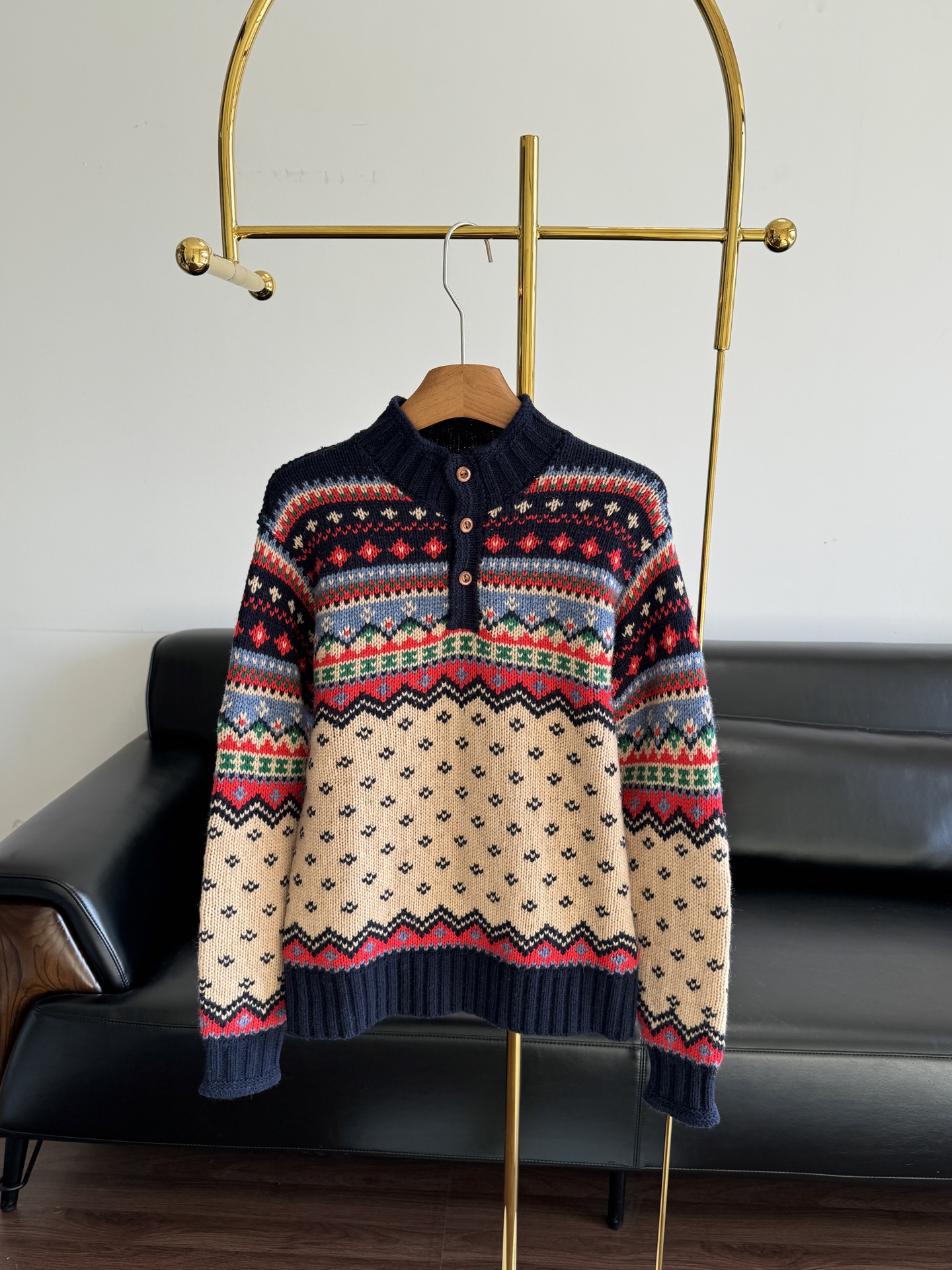 NO:697024,——Ralph Lauren Fair Isle jacquard sweater is a must-have fashion item for autumn and winter!  It adopts the retro Fair Isle style, and the color combination is super bold. The red is warm, the green is fresh, the blue is calm, and the yellow is lively. The various colors collide together. The visual effect is superb, allowing you to stand out in the crowd at a glance and become the focus. It is made of 62 wool, 14 cotton, 9 camel hair, 9 nylon, and 6 linen.  It can keep you warm even in cold weather. The knitting process is very fine, the stitches are fine, and it is comfortable and close-fitting to wear without feeling tight or uncomfortable. The design of the pullover is also very convenient, and it is very fast to put on and take off. The overall style is lazy, loose tailoring, not picky about the figure, the size is s-xl,, loro piana, sweaters,19860909——Ralph Lauren拉夫劳伦 费尔岛提花毛衣 秋冬季的时尚必备单品呢！它采用了复古的费尔岛风格,色彩搭配超级大胆,红的热烈,绿的清新,蓝的沉稳,黄的活泼,各种颜色碰撞在一起,视觉效果超赞,让你在人群中一眼就能脱颖而出,成为焦点. 采用62羊毛14棉9骆驼毛9尼龙 6亚麻 即使在寒冷的天气里,也能让你暖暖和和的.针织的工艺很精细,针脚细密,穿着舒适又贴身,不会觉得紧绷或者不舒服.套头的设计也很方便,穿脱都特别快.整体的版型是慵懒风的,宽松的剪裁,不挑身材, 码数s-xl,,loro piana,sweaters,,Women's clothing