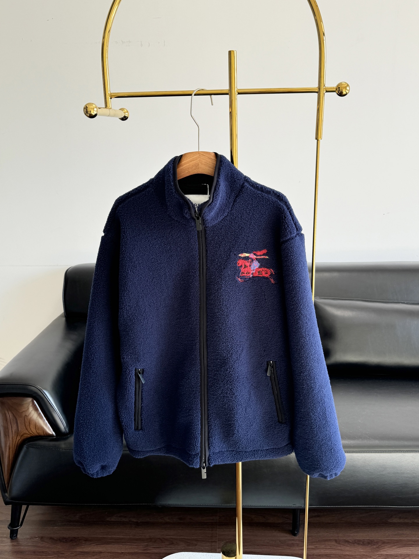 NO:697047,——Burberry Stand Collar Teddy Plush Jacket New Year Collection  The texture of grainy short velvet is soft and comfortable. The soft and waxy lamb wool texture brings warmth in winter. The equestrian knight plush three-dimensional embroidery badge embellishes the body, becoming the finishing touch of brand recognition. The stand-up collar design is neat and capable, and the silhouette is more casual. The black hardware details of the zipper and pocket make the whole body casual yet sophisticated. The loose silhouette does not flatter the body shape, and the outfit is fashionable and fashionable. Size sml,, burberry, jackets  & coats,19860909——Burberry 立领泰迪毛绒外套 新年贺岁系列 颗粒感十足的短绒肌理,质感柔软舒适,软糯的羊羔毛质地带来冬日温暖,马术骑士毛绒立体刺绣徽章点缀衣身,成为品牌辨识度的点睛之笔.立领设计利落干练,版型更添休闲随性,拉链与口袋的黑色五金细节,让整体在慵懒中不失精致.宽松的廓形不挑身形,穿搭时髦洋气. 码数sml,,burberry,jackets & coats,,Women's clothing